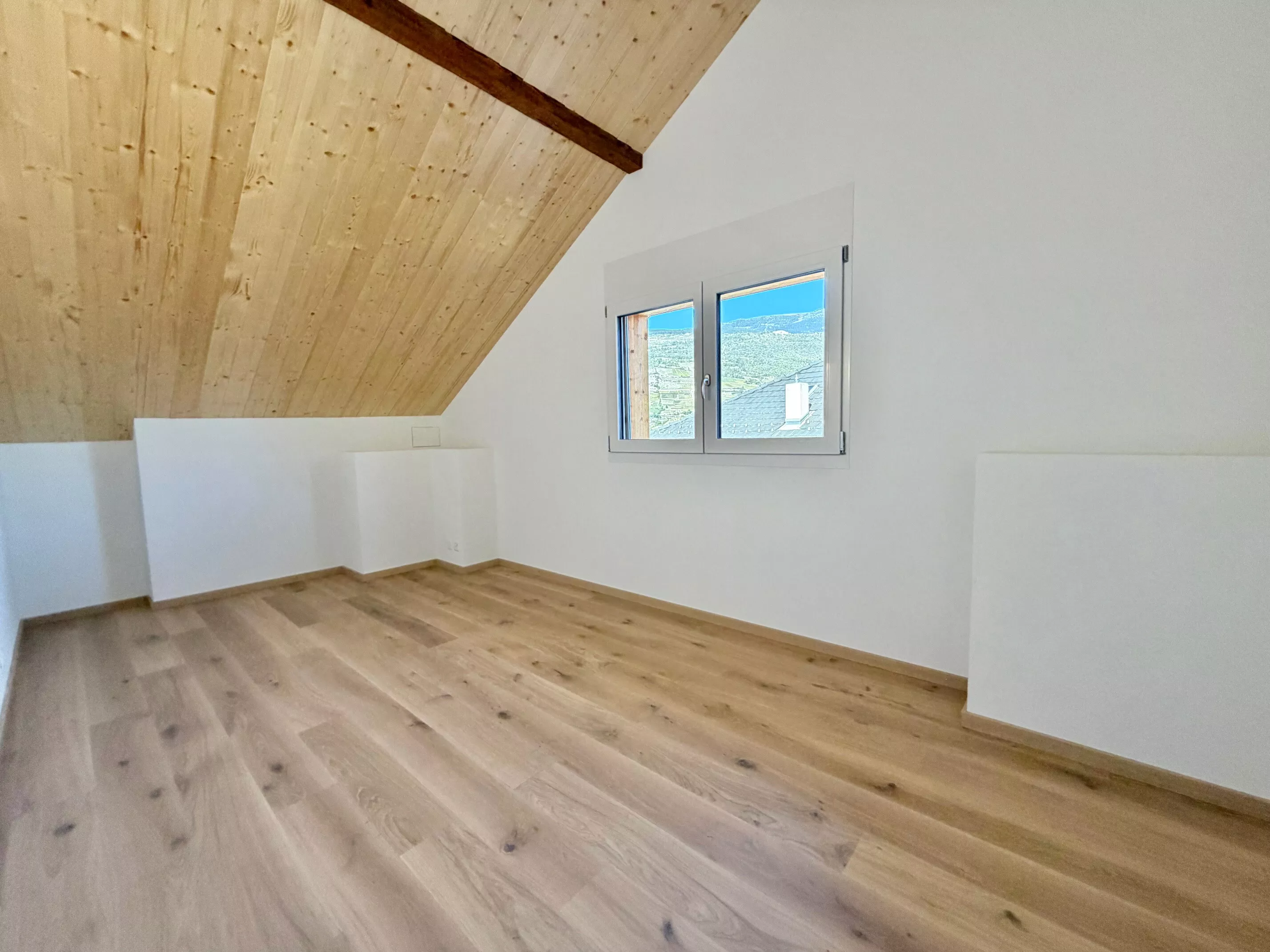 Dachgeschosszimmer mit Holzbalkendecke