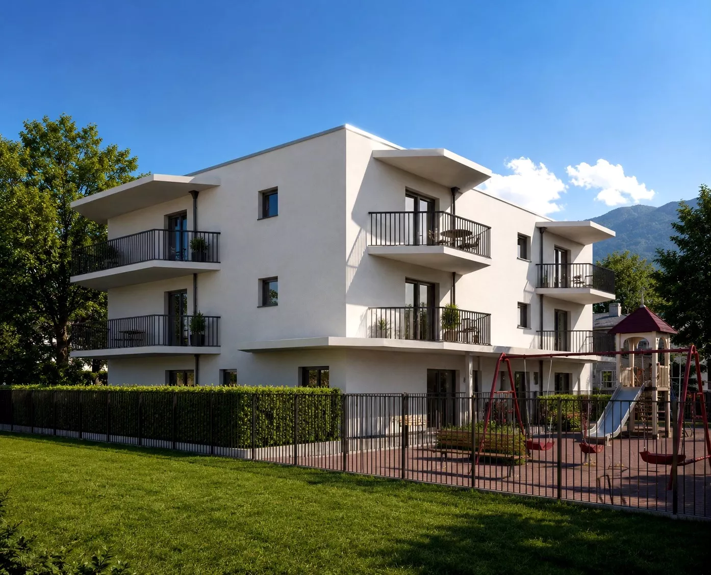 Modernes Mehrfamilienhaus mit Balkonen und Spielplatz