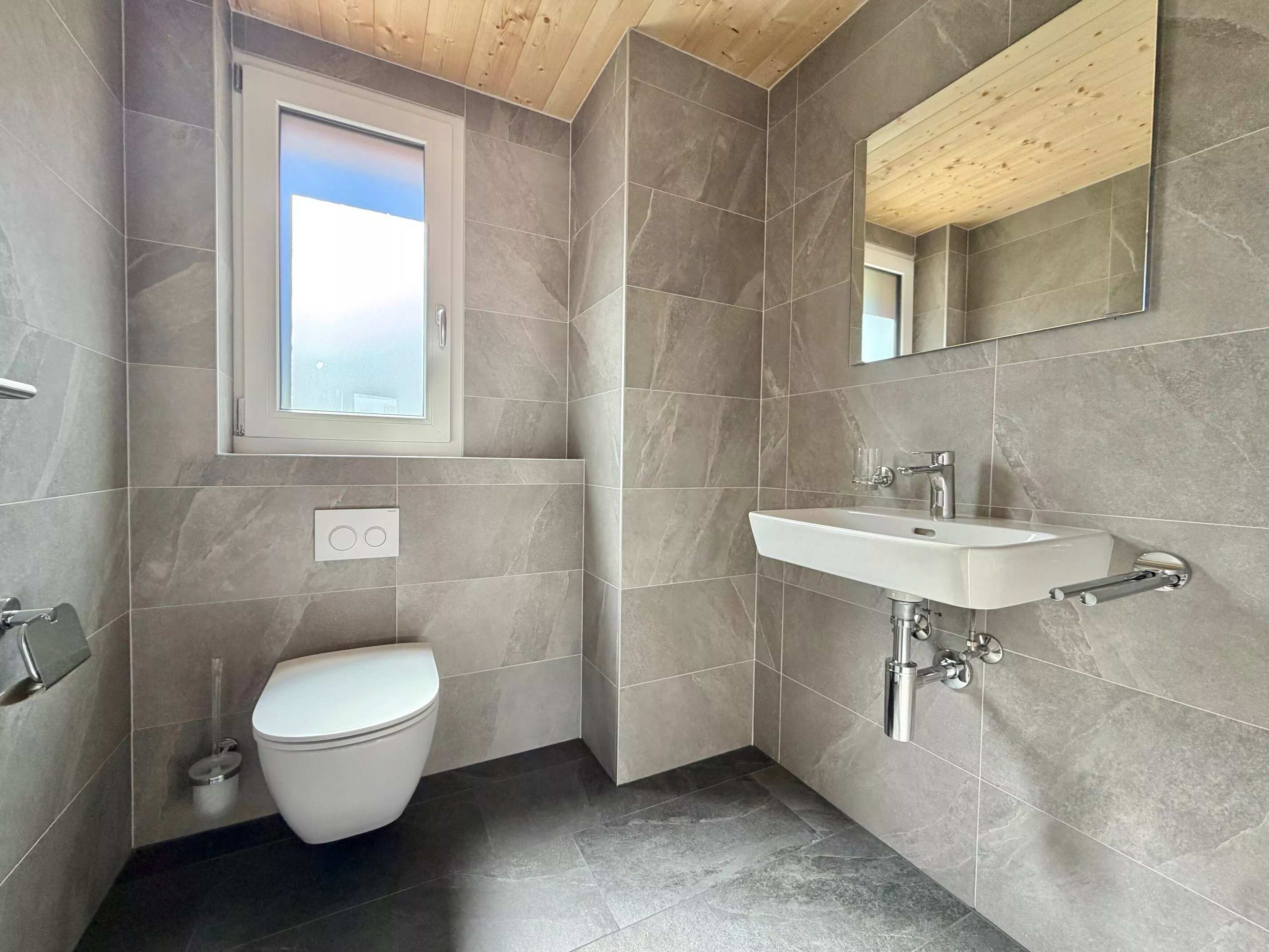 Modernes Bad mit WC und Handwaschbecken