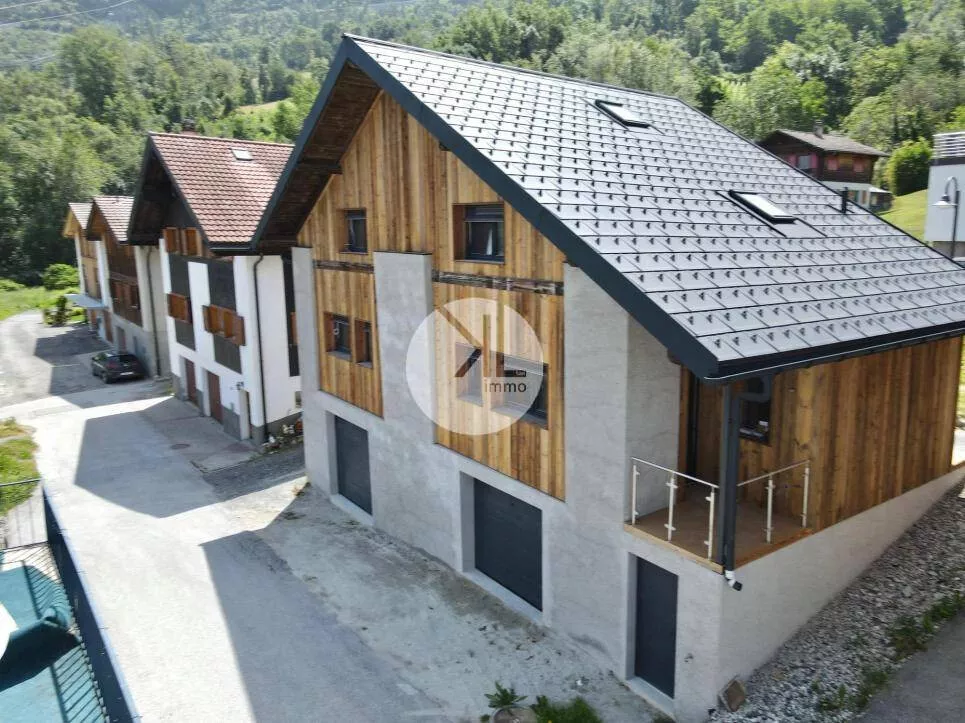 Modernes Chalet mit Holzfassade und Satteldach