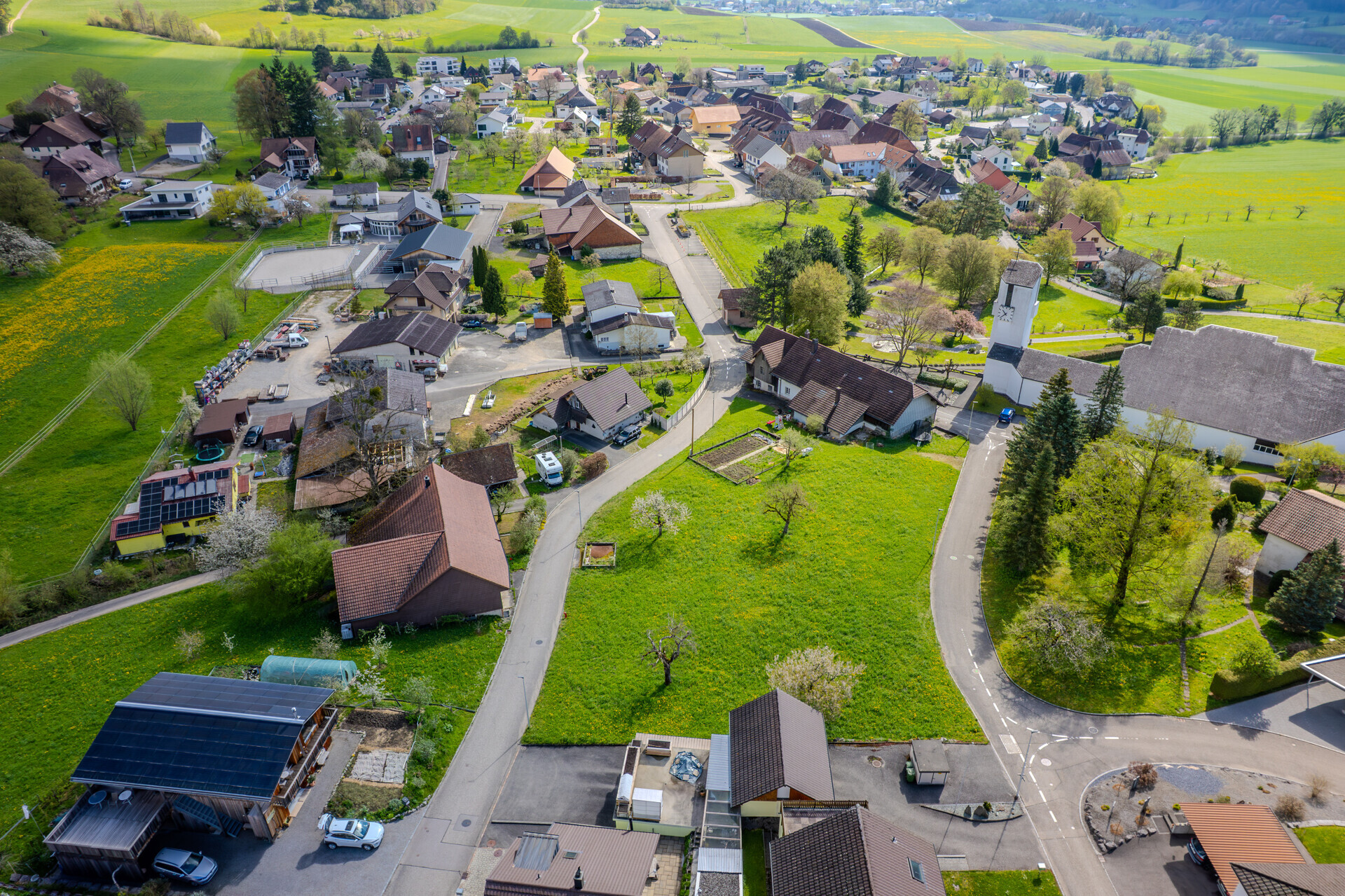 Luftaufnahme eines ländlichen Dorfes