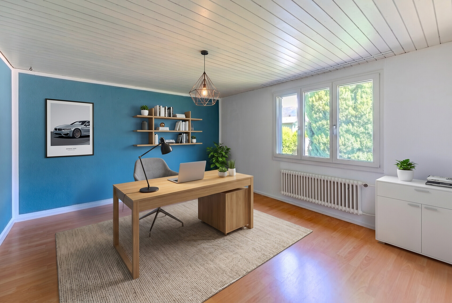 Helles Arbeitszimmer mit Holzmöbeln