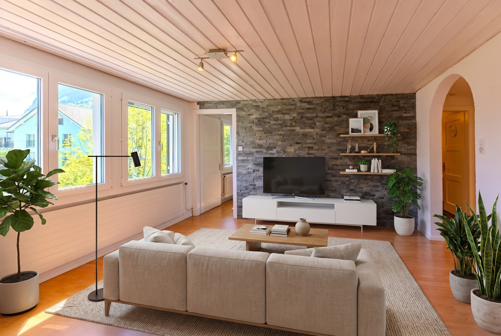 Helles, modern eingerichtetes Wohnzimmer mit großer Fensterfront