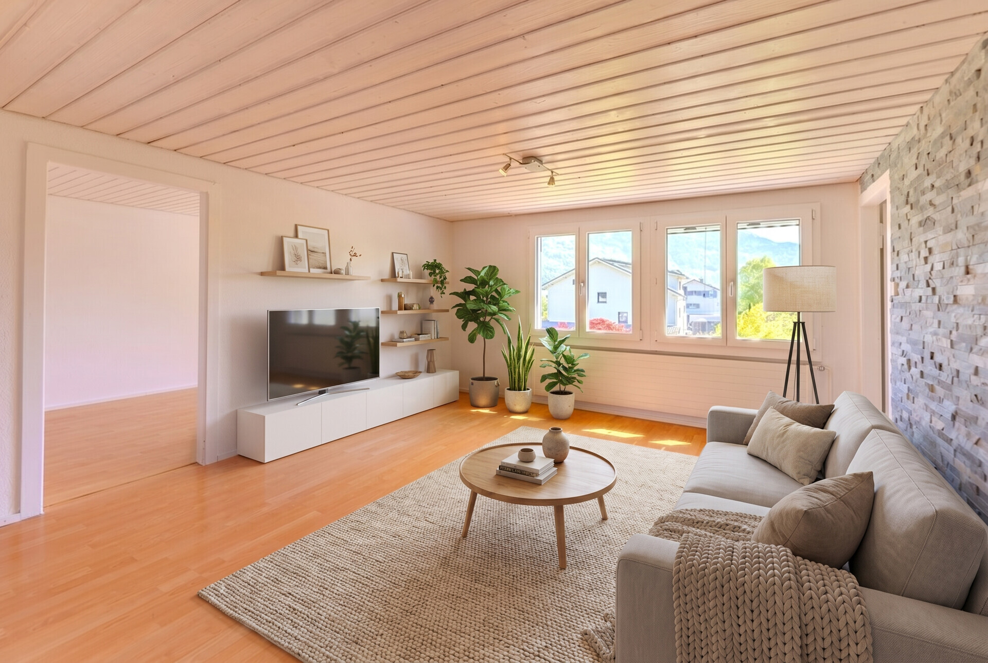 Helles Wohnzimmer mit Fensterfront und Sofa
