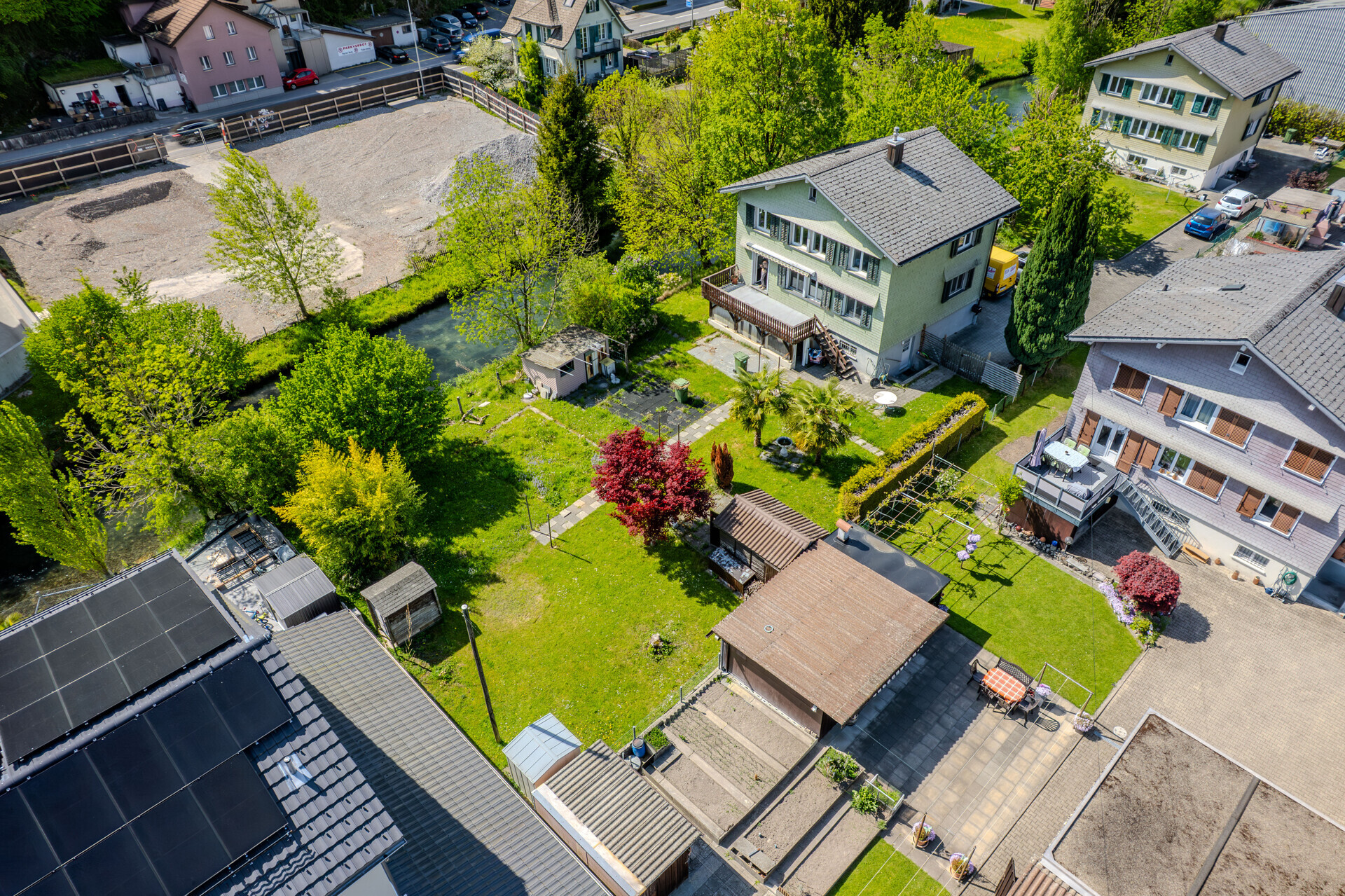 Luftaufnahme eines Wohngebiets mit Garten