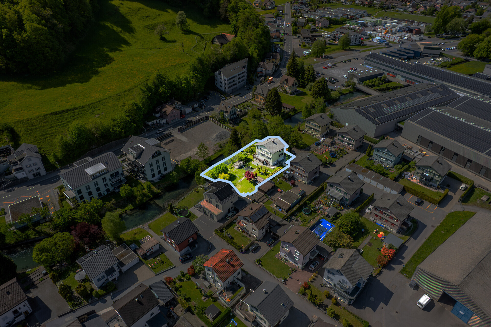 Drohnenaufnahme eines markierten Wohnhauses mit Garten
