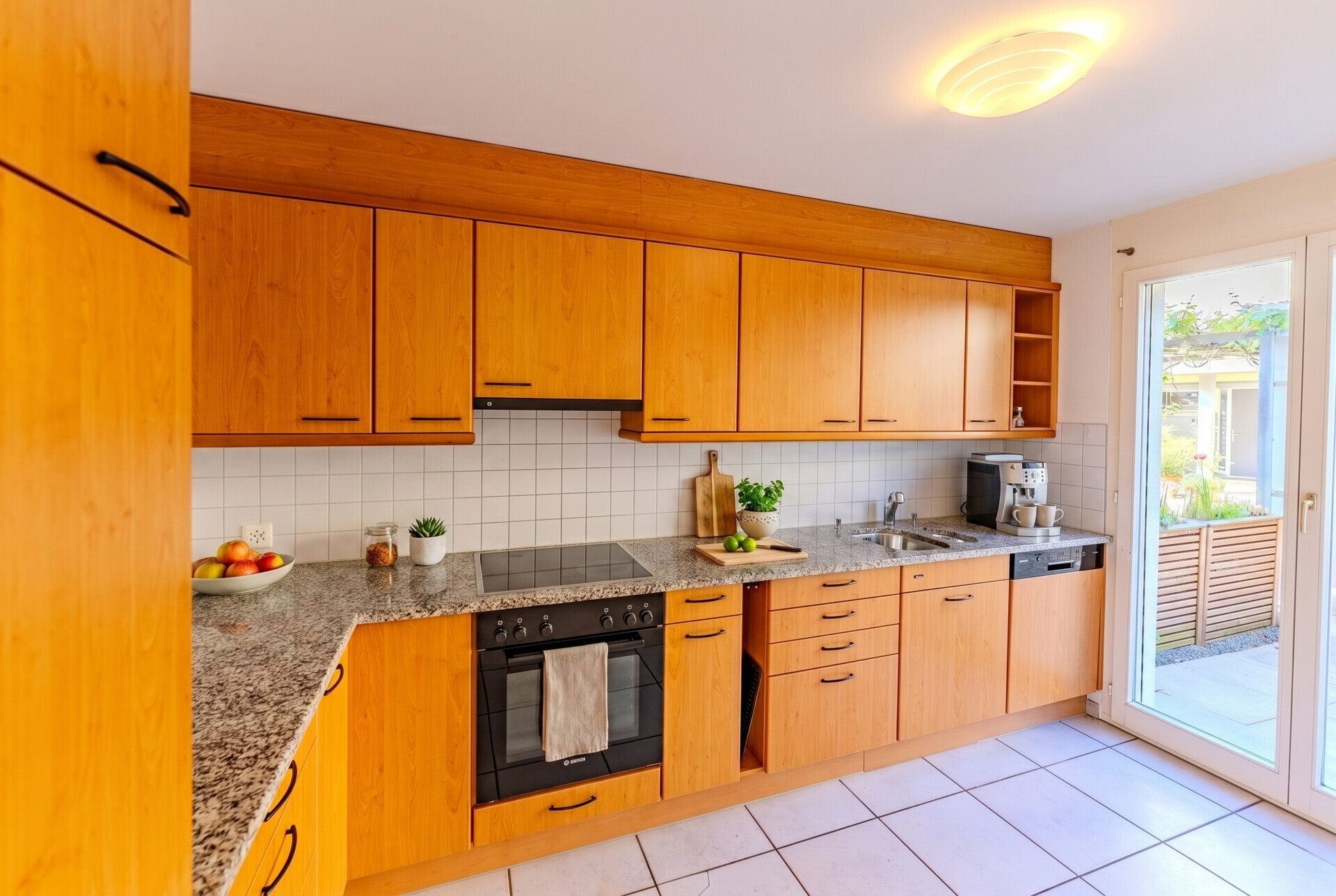 Helle Küche mit Holzfronten
