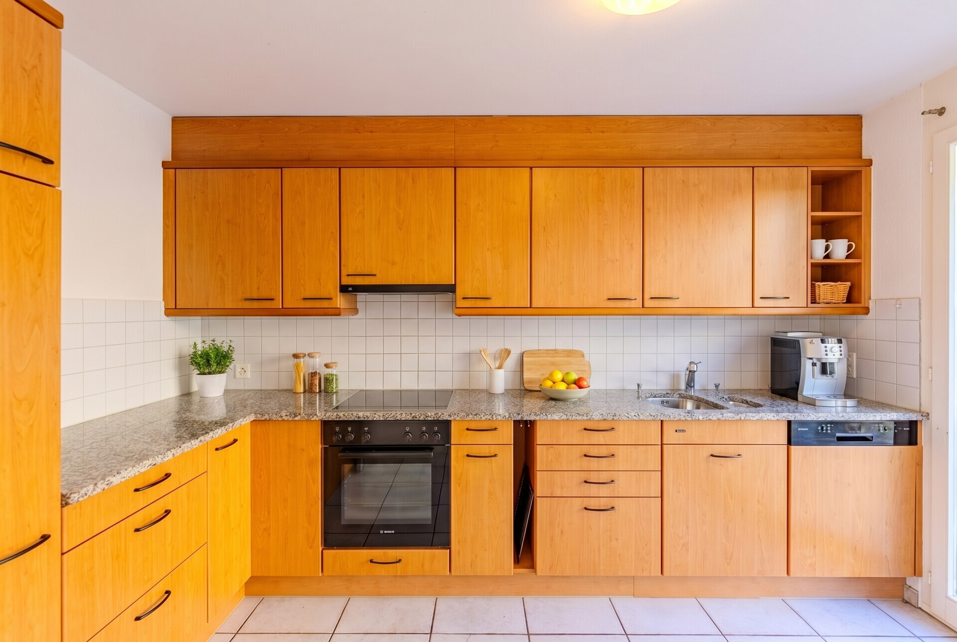 Helle Einbauküche mit Holzfronten