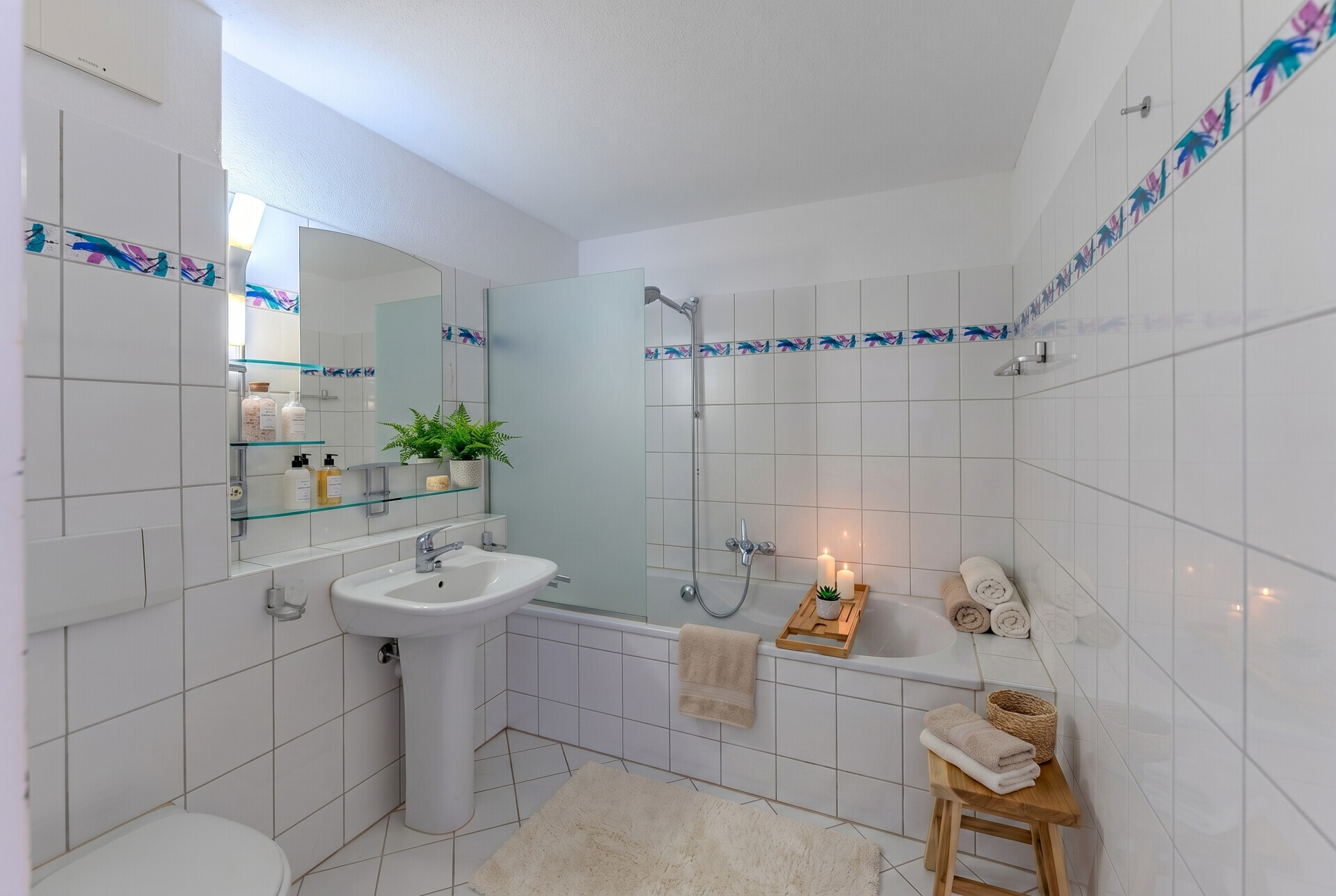 Helles Badezimmer mit Wanne und Waschbecken