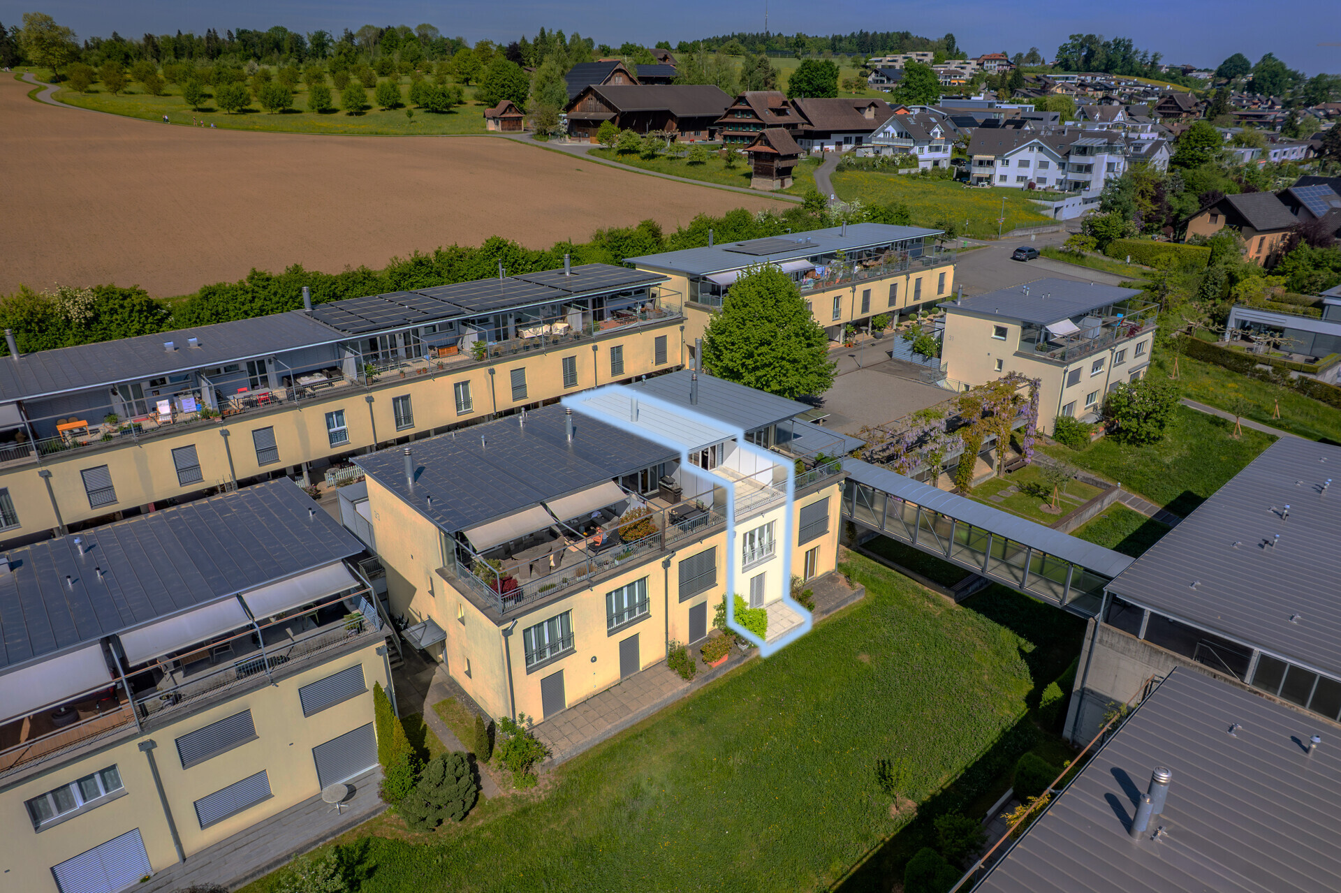 Luftaufnahme einer Wohnanlage mit Blick ins Grüne