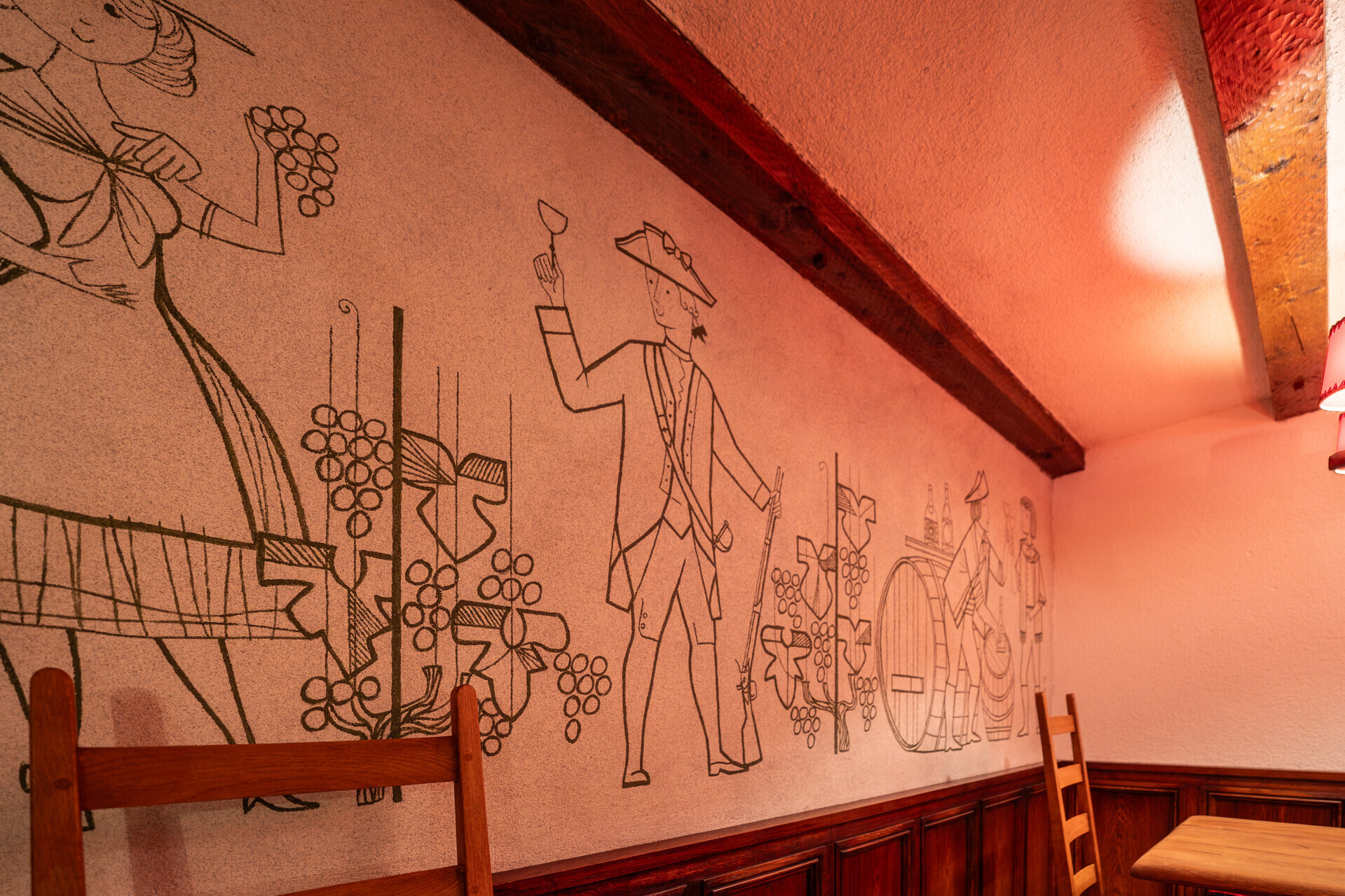 Rustikaler Gastraum mit Wandmalerei