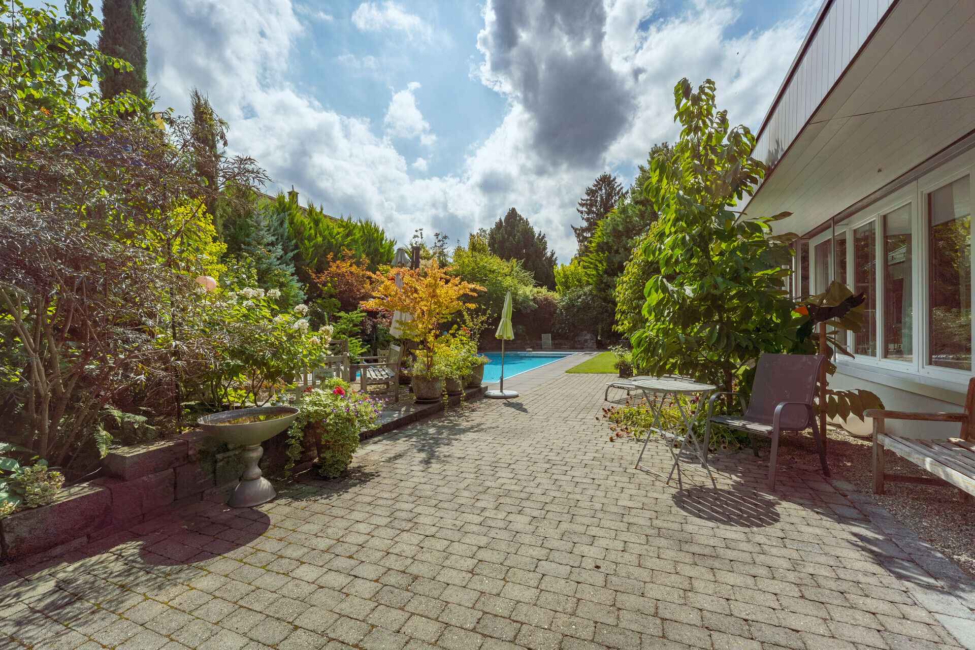 Garten mit Pool und Terrasse