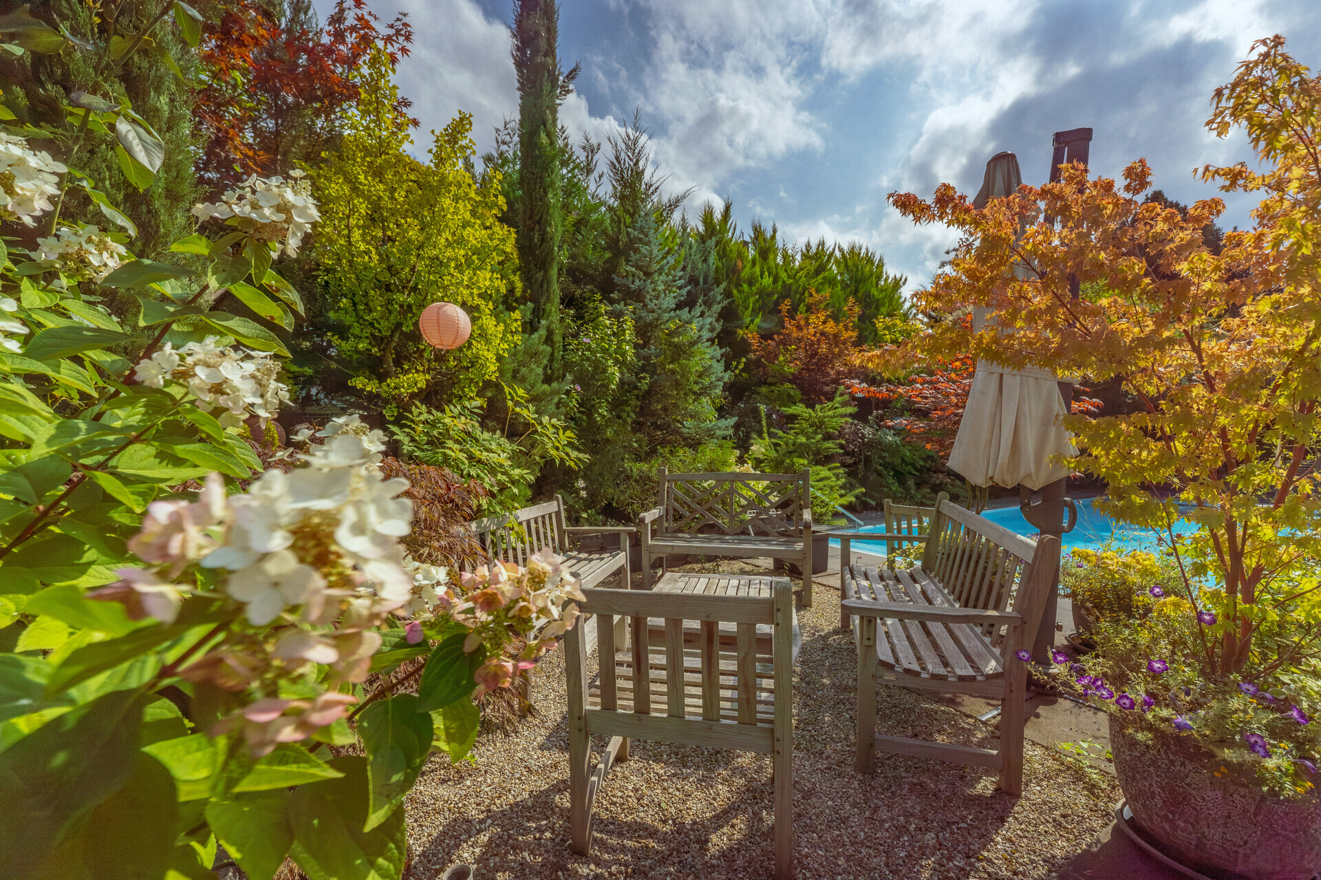 Garten mit Sitzbereich am Pool