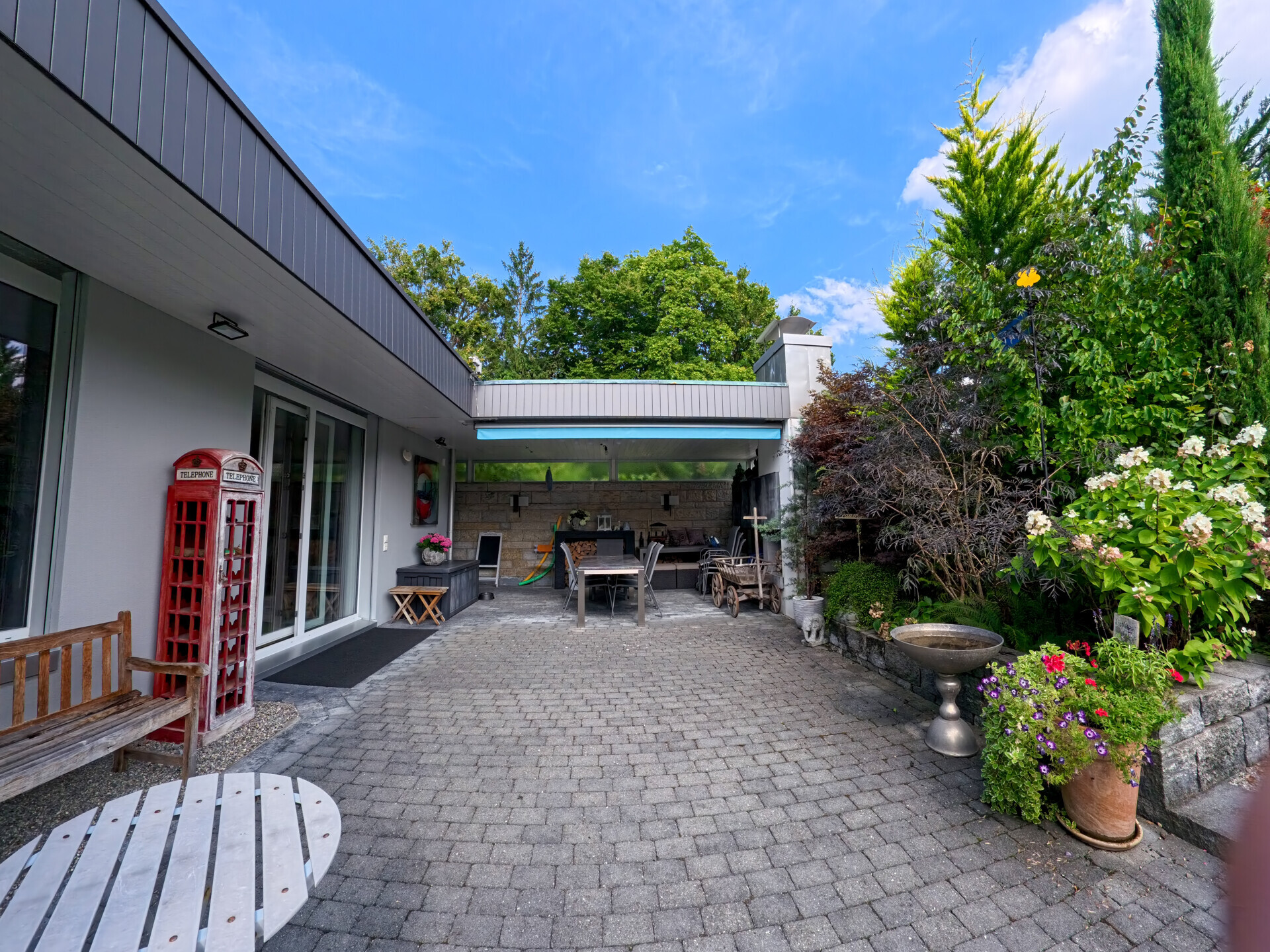 Moderner Außenhof mit überdachter Terrasse