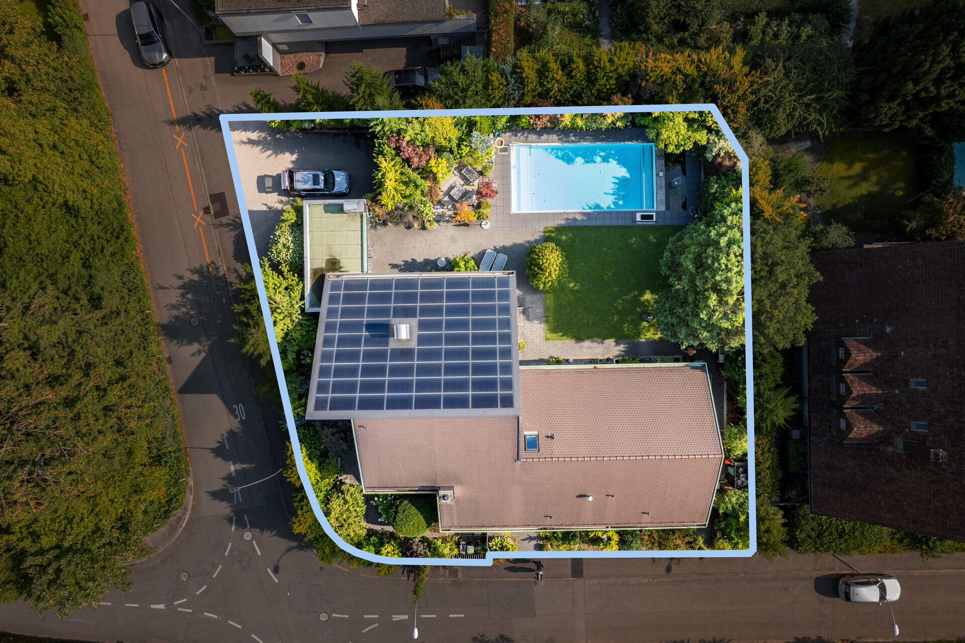 Luftaufnahme eines Wohngrundstücks mit Pool und Solardach