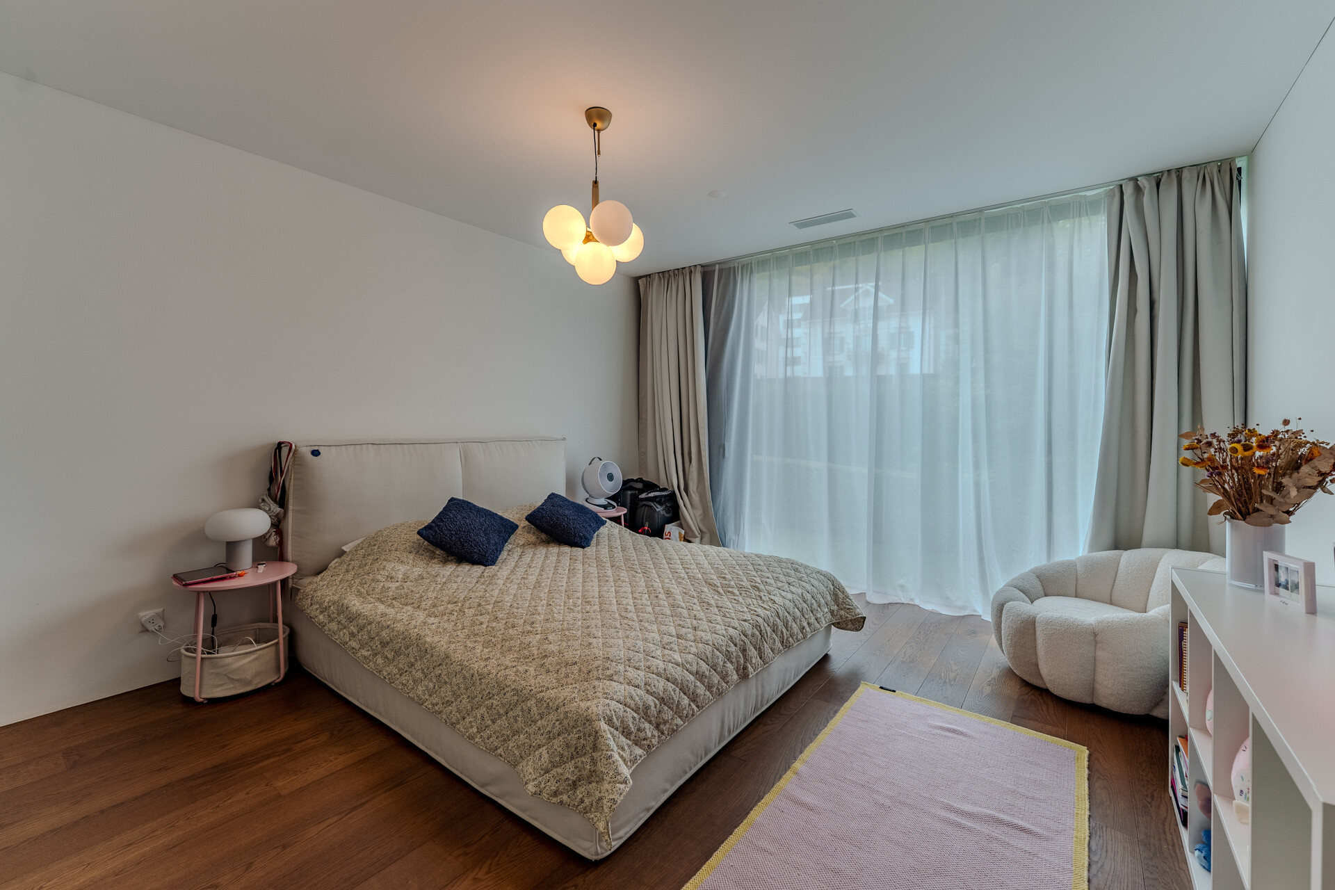Helles Schlafzimmer mit großen Fensterflächen