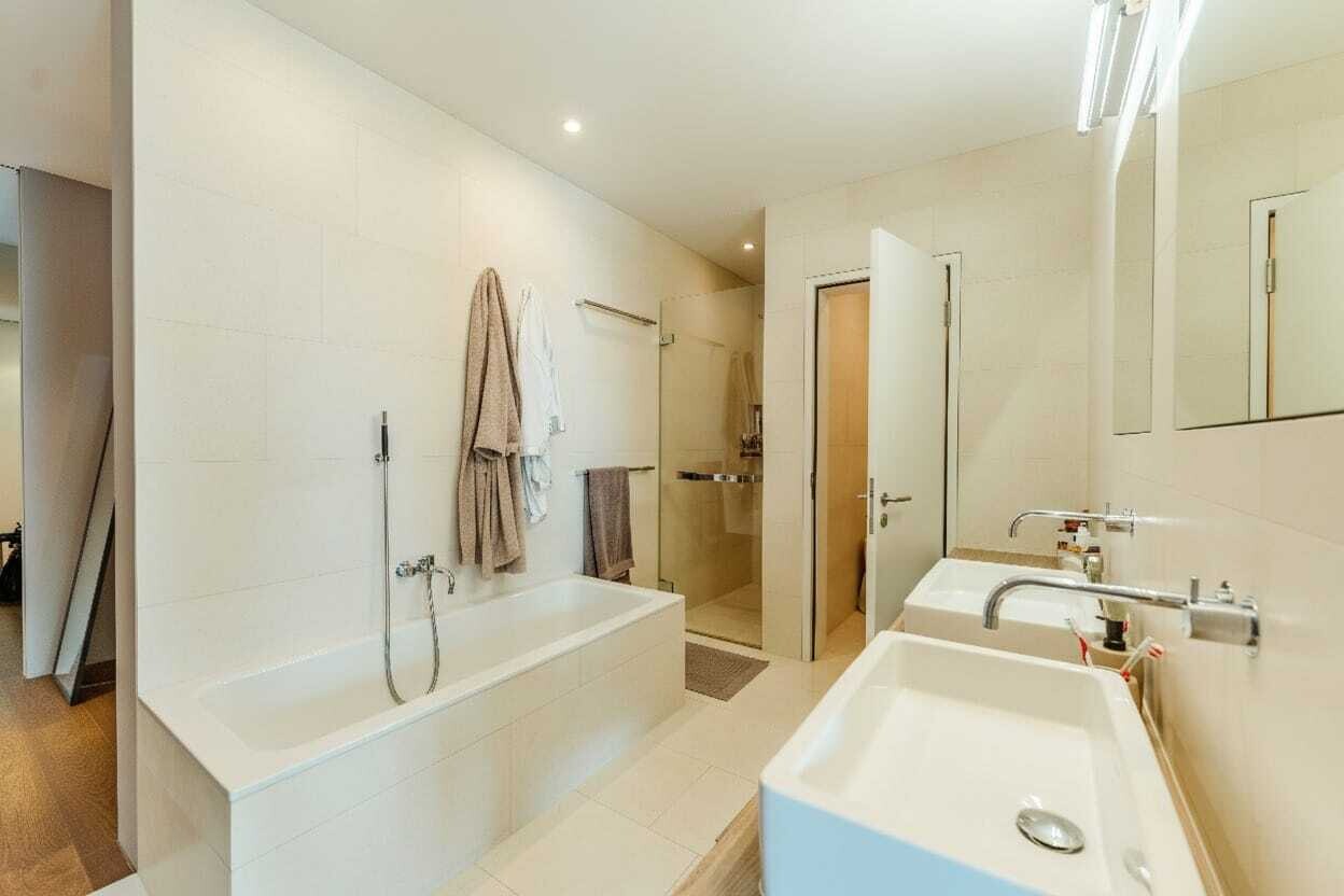 Modernes Badezimmer mit Badewanne und Doppelwaschbecken