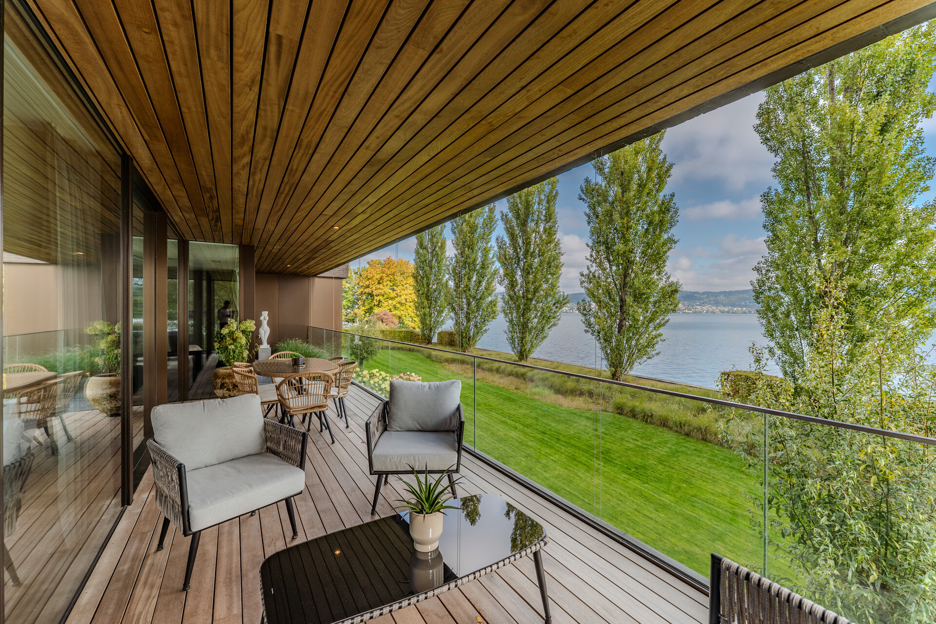 Seeblick-Terrasse mit Lounge-Möbeln