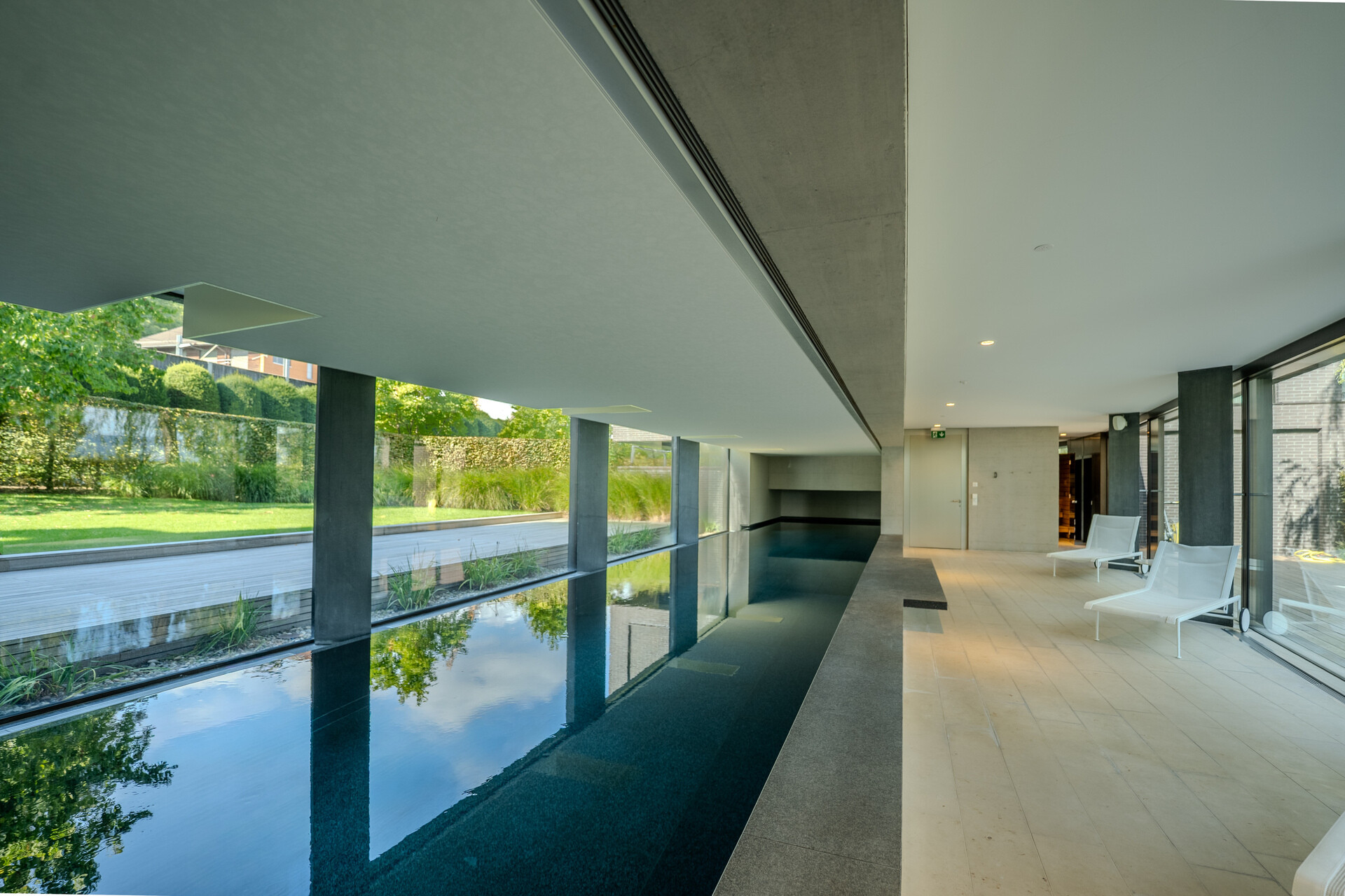 Innenbereich mit Pool und Panoramaverglasung
