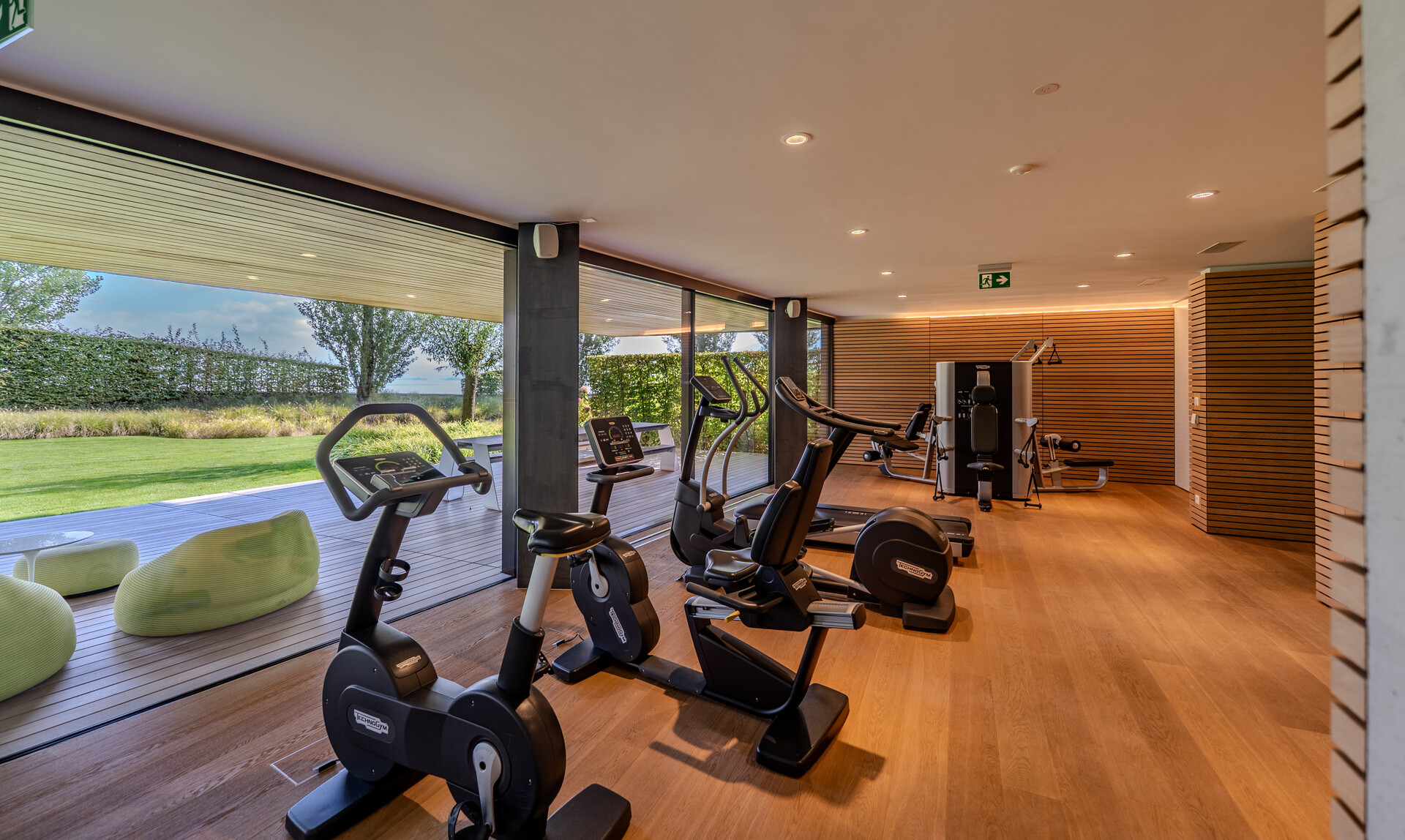 Modernes Fitnessstudio mit Gartenblick