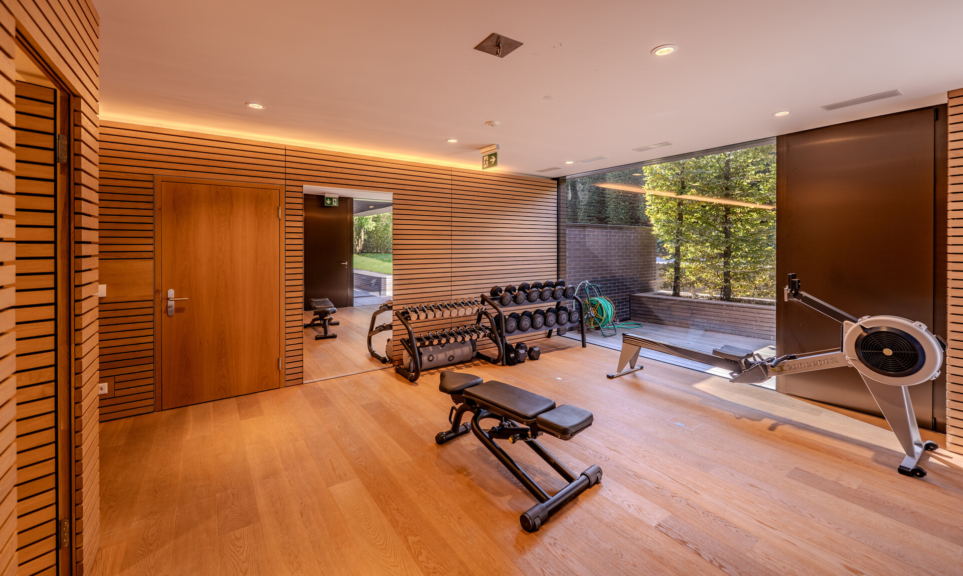 Moderner Fitnessraum mit Holzverkleidung
