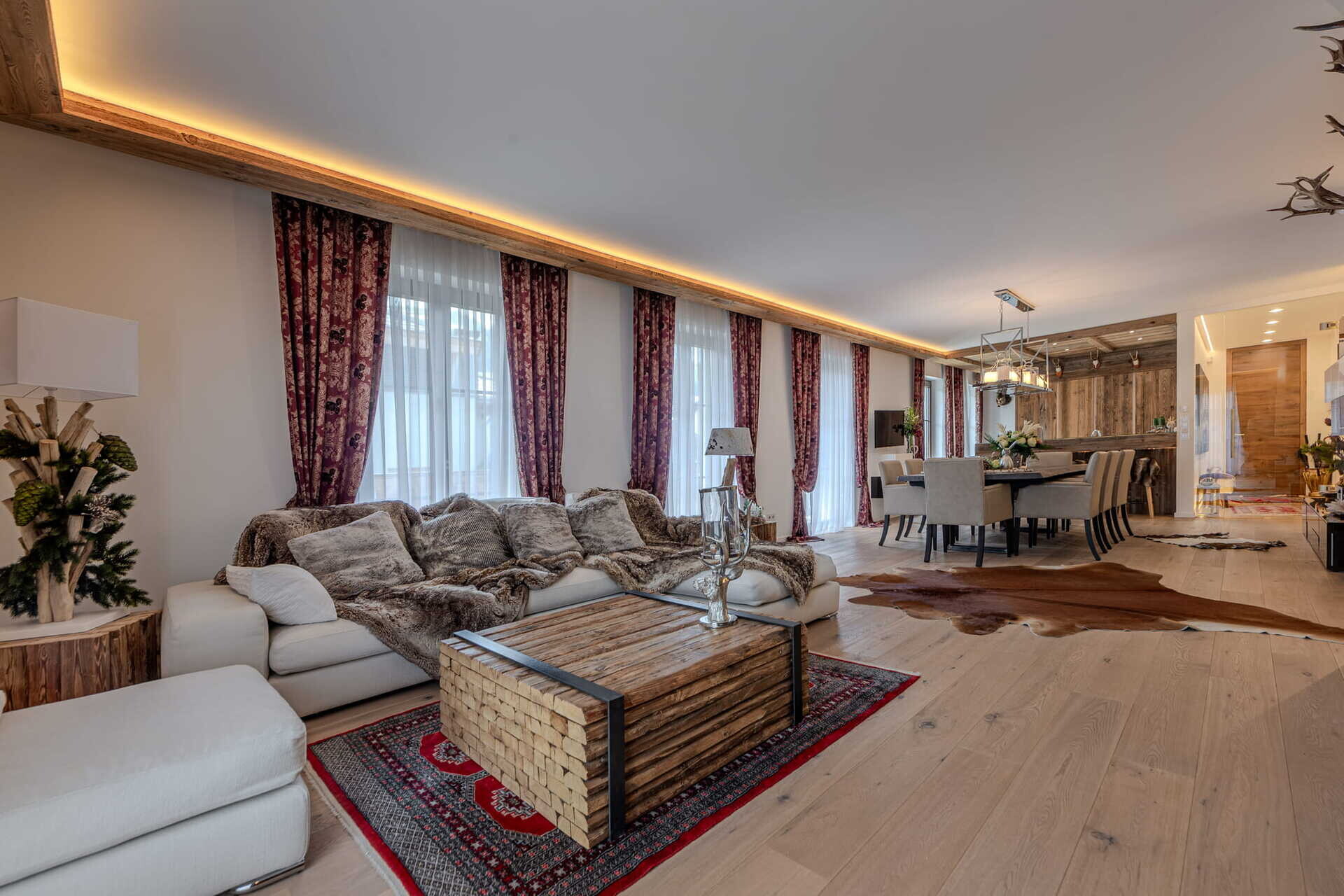 Offener Wohn- und Essbereich mit rustikalem Design