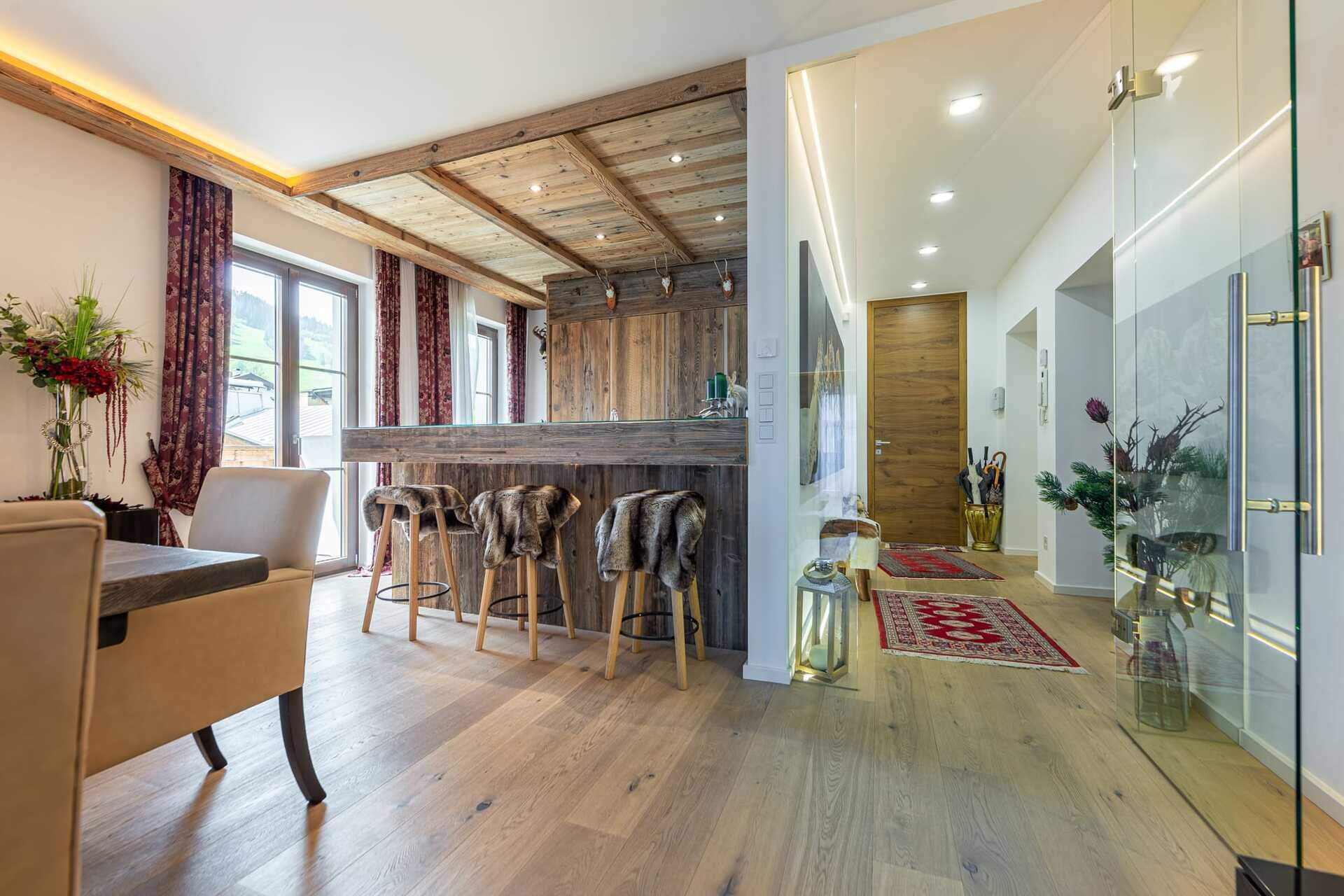 Gemütlicher Wohn- und Flurbereich mit alpinem Holzdesign