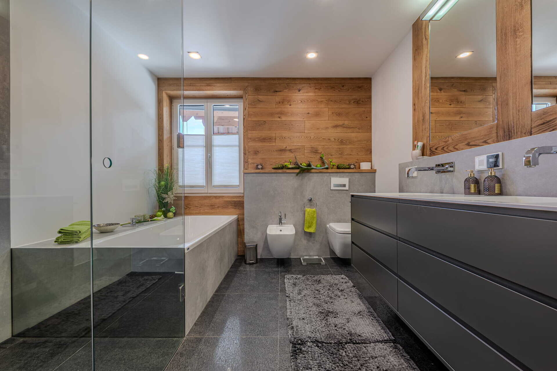 Modernes Badezimmer mit Holz- und Betonoptik