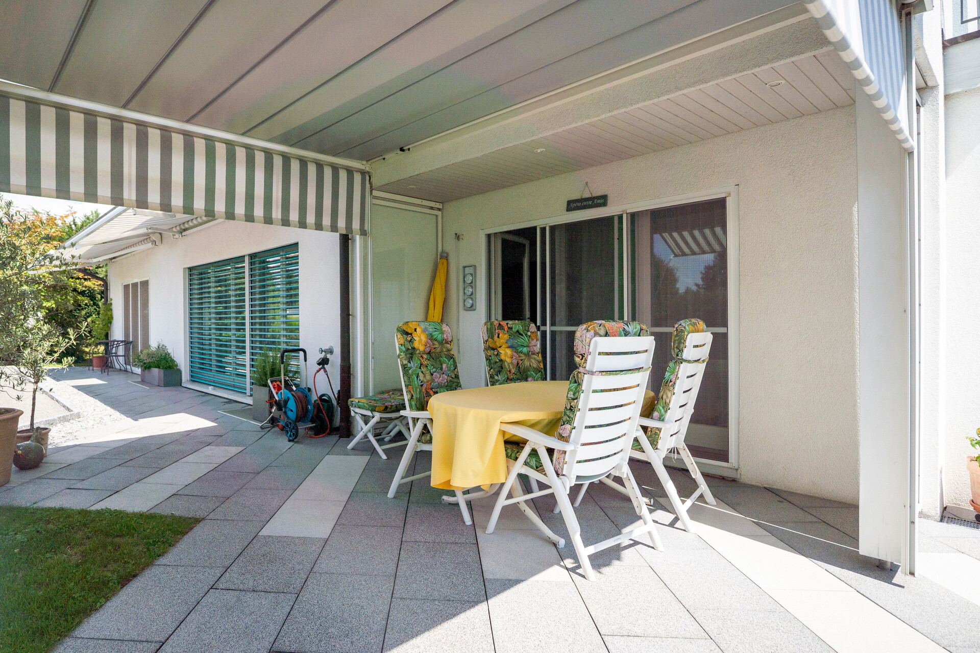 Überdachte Terrasse mit Sitzgruppe