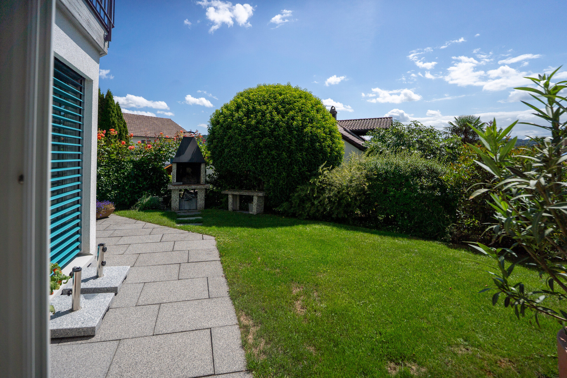 Garten mit Terrasse und Grillstelle