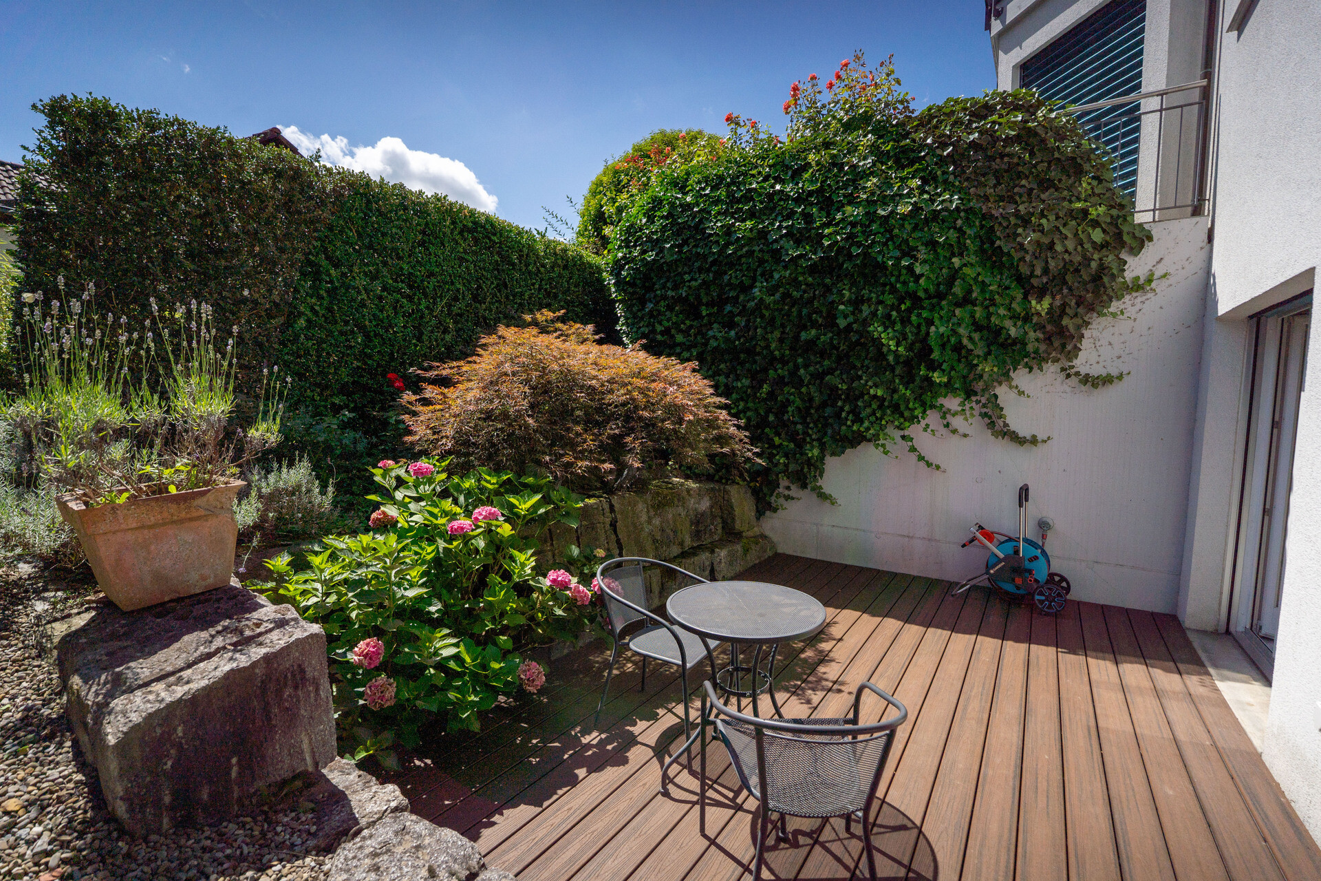 Gemütliche Gartenterrasse mit Sitzplatz