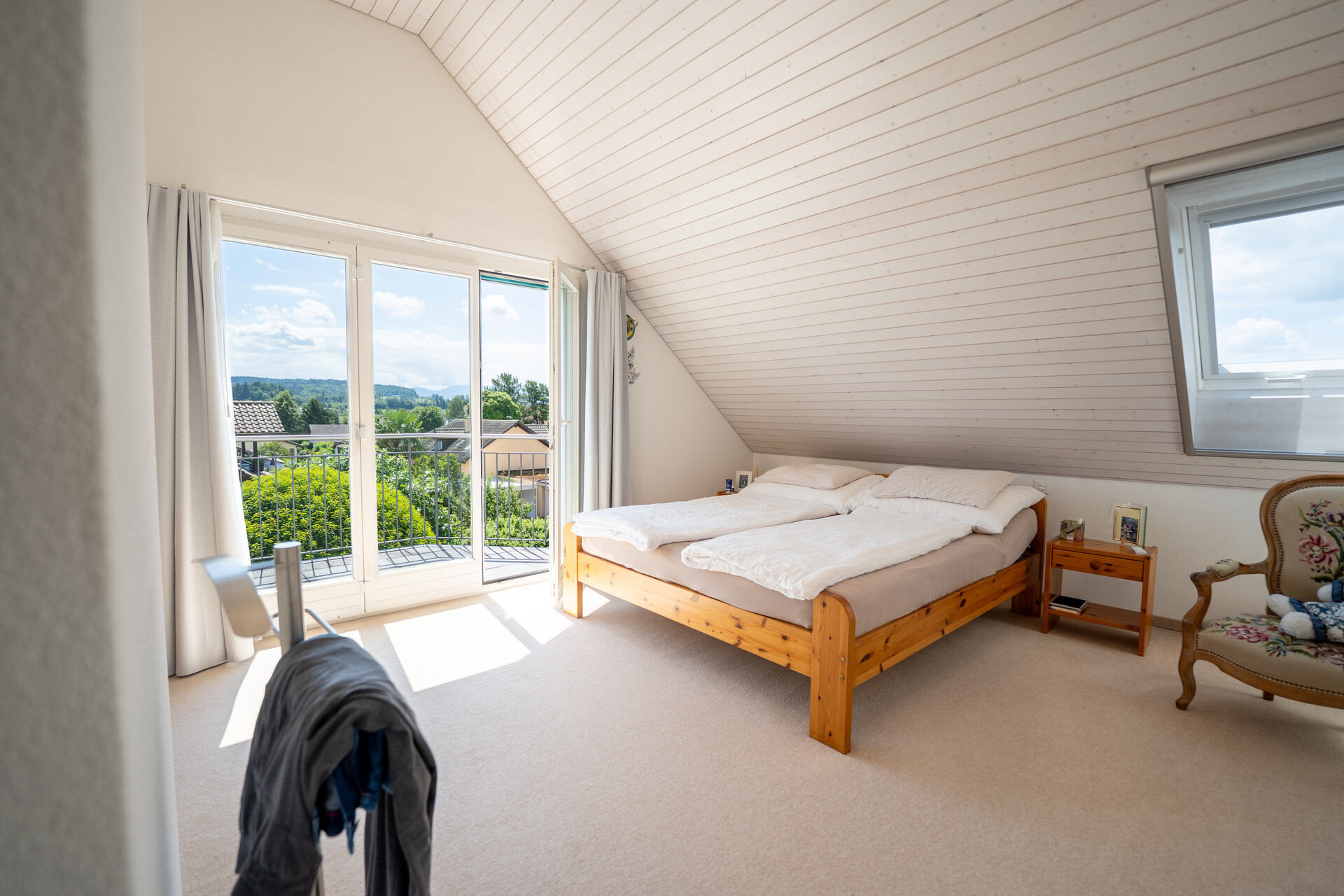 Helles Dachgeschoss-Schlafzimmer mit Balkonzugang