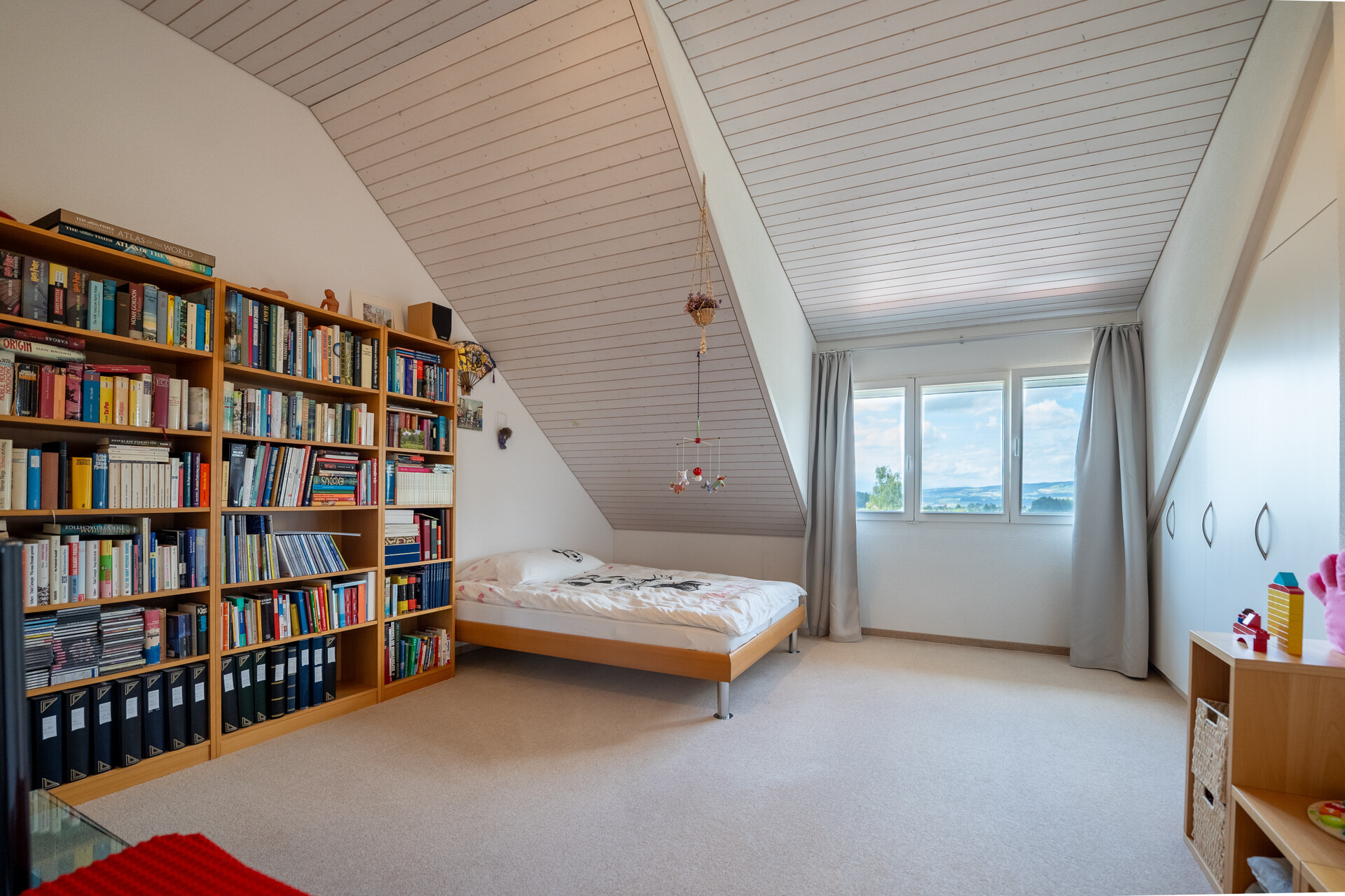 Dachgeschoss-Schlafzimmer mit Bibliothek