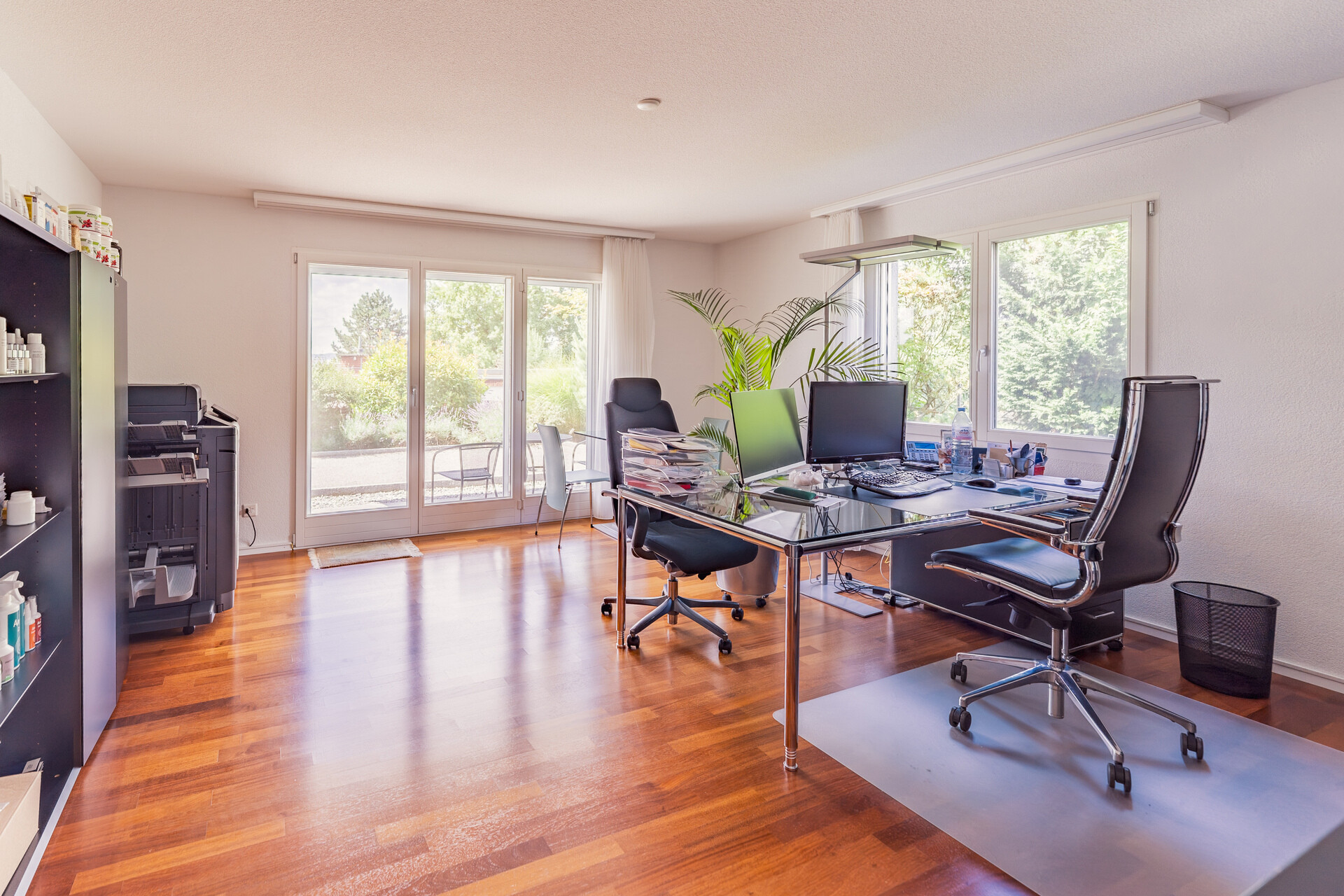 Helles Arbeitszimmer mit Gartenblick