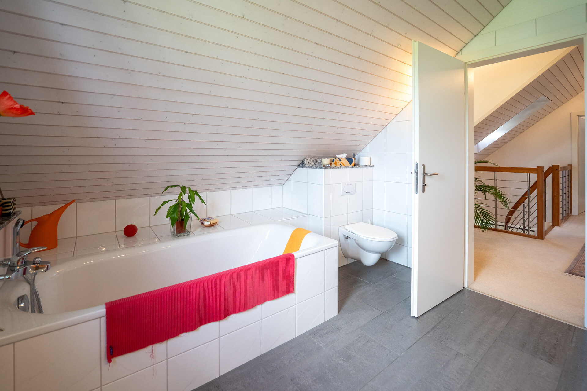 Dachgeschoss-Bad mit Badewanne und WC