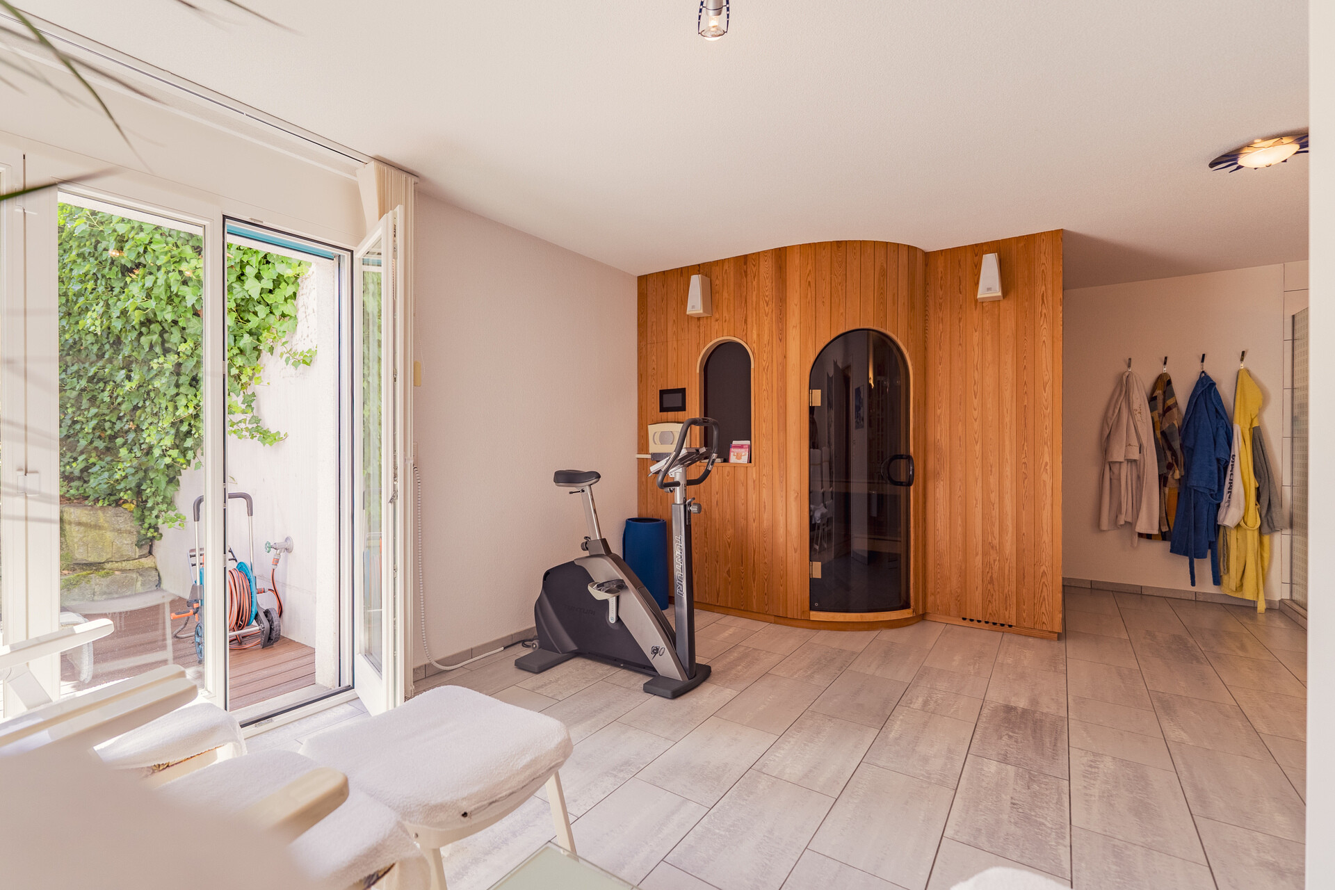 Heller Wohnraum mit Holzsauna und Terrassenzugang
