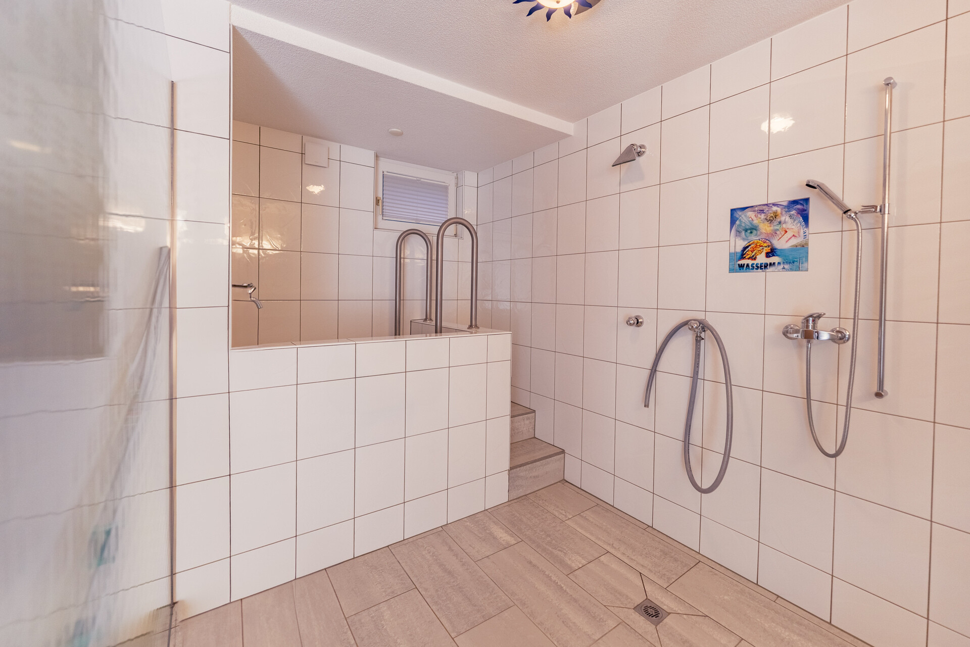 Badezimmer mit Duschbereich