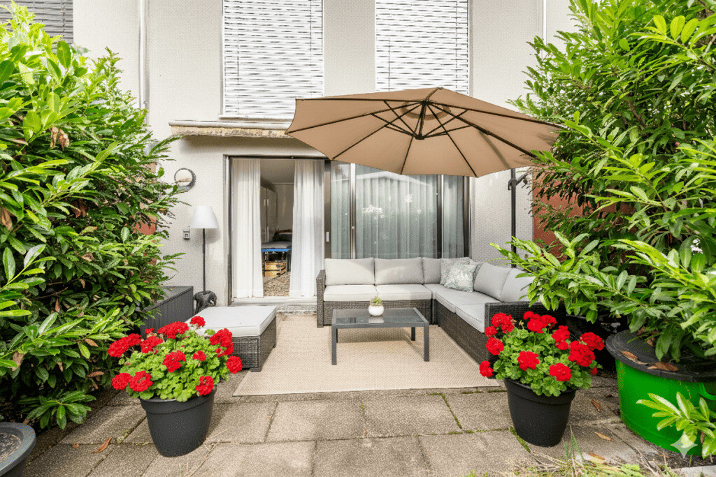 Gemütliche Gartenterrasse mit Lounge-Sitzgruppe