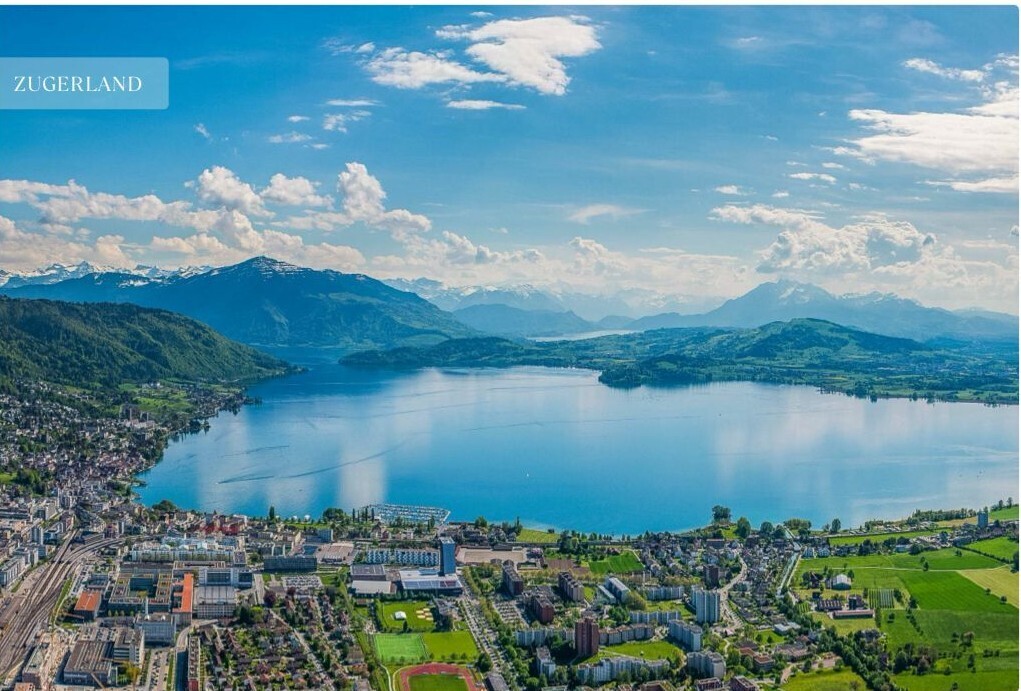 Luftaufnahme von Zugersee und Alpenpanorama