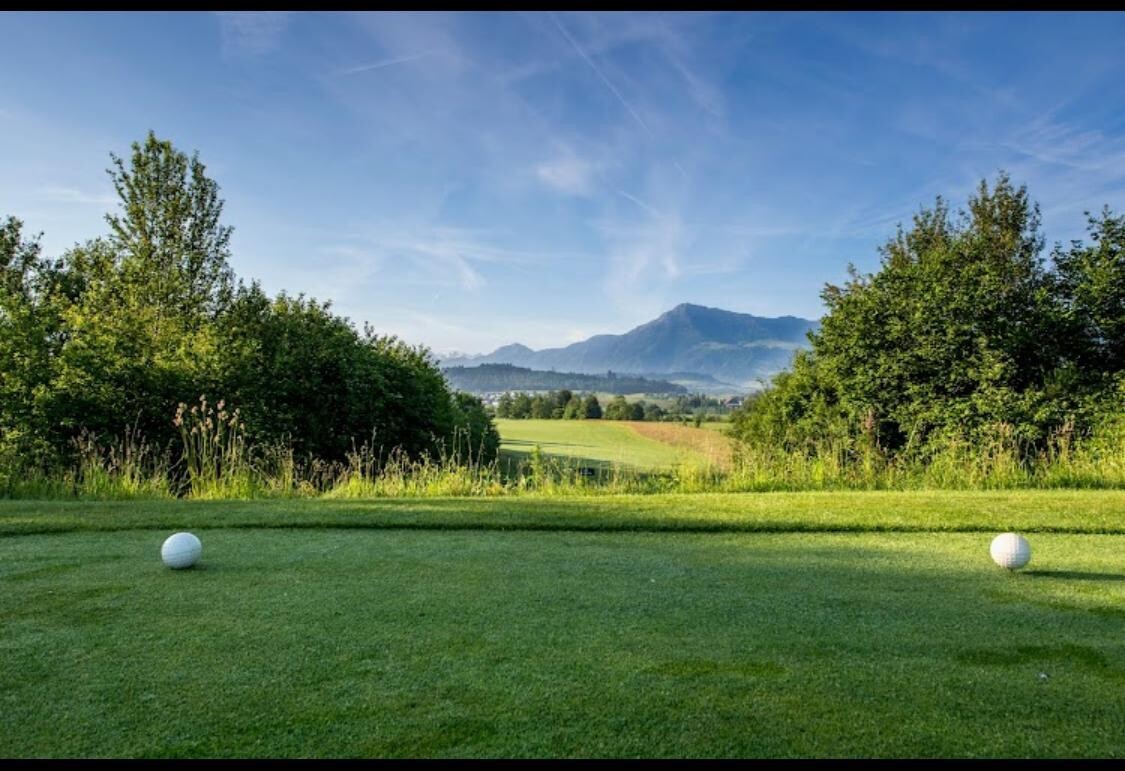 Golfplatz mit Bergblick