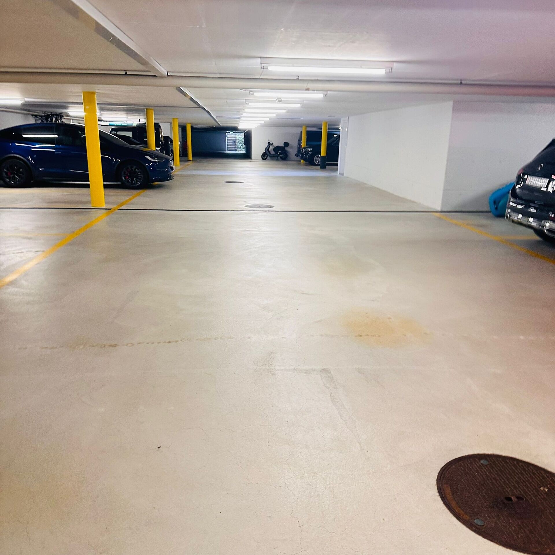 Tiefgarage mit Stellplätzen