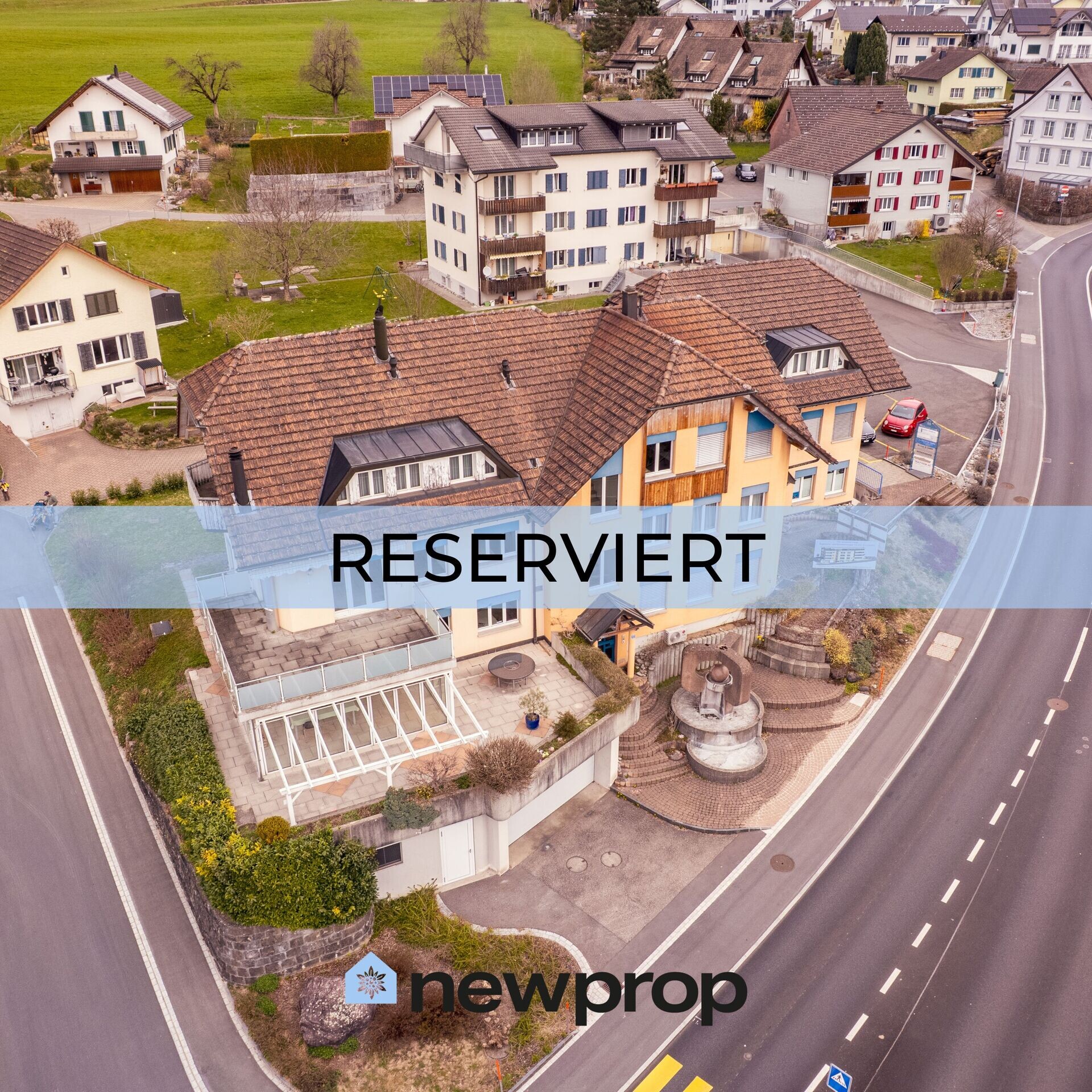 Luftaufnahme eines Wohnhauses mit Reserviert-Banner