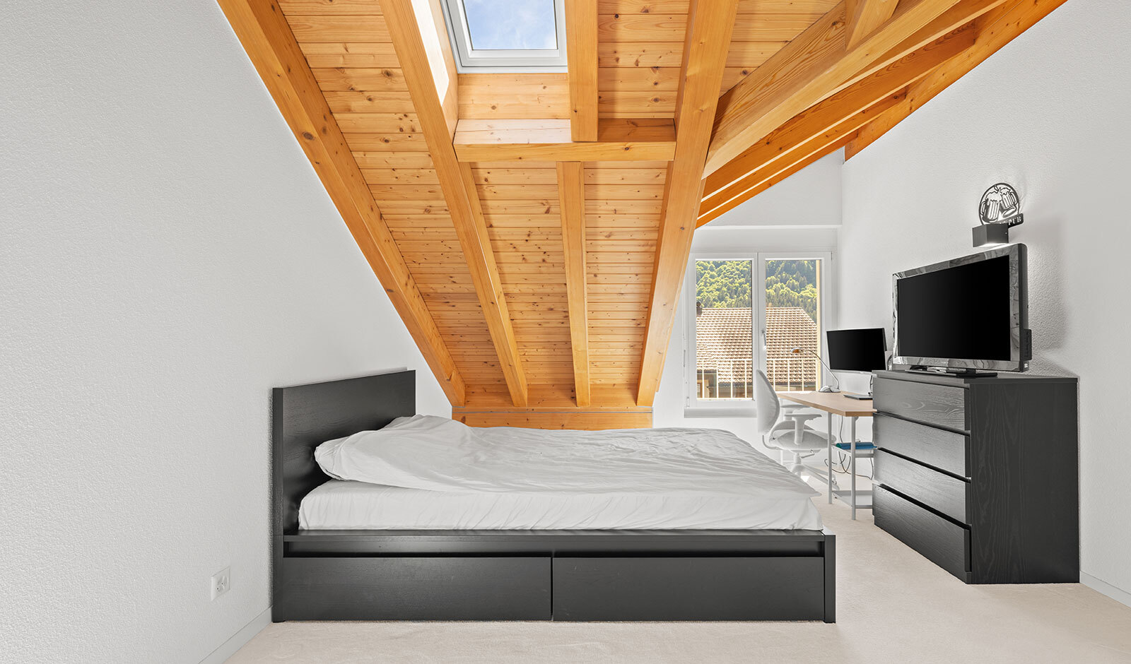 Dachgeschoss-Schlafzimmer mit Schreibtisch