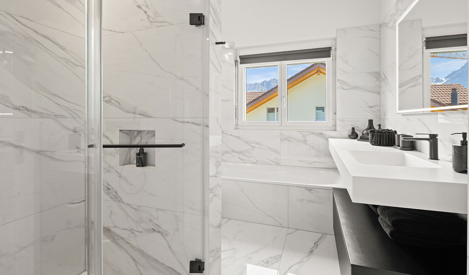 Modernes Badezimmer mit Blick ins Gebirge