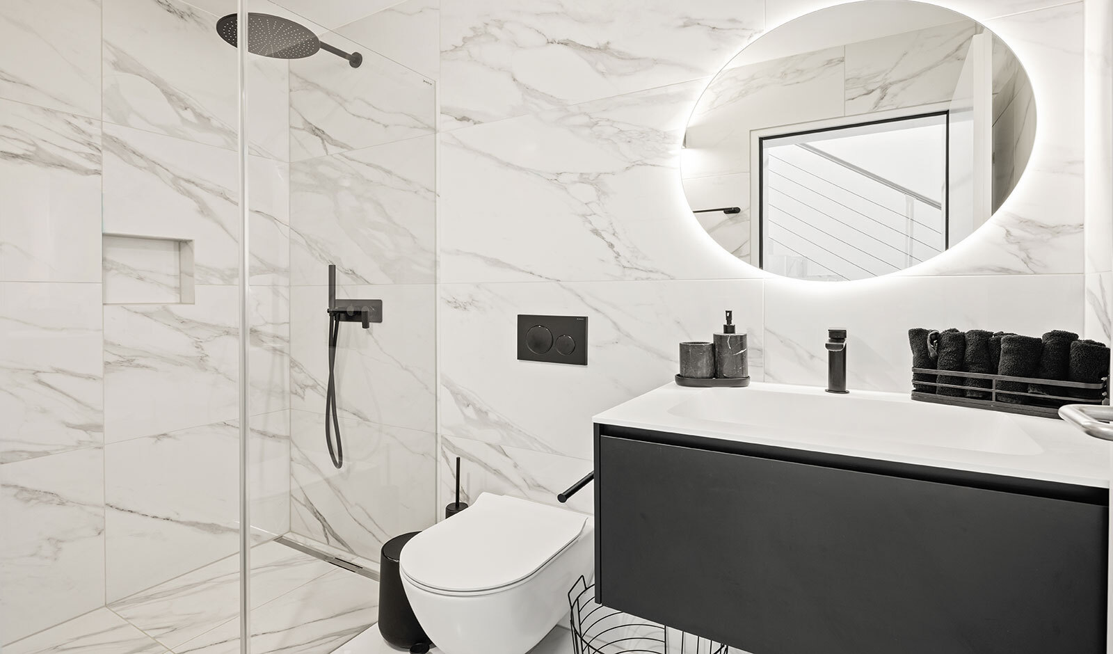 Modernes Badezimmer mit Walk-in-Dusche und schwarzer Ausstattung