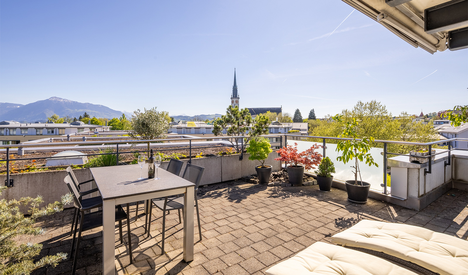 Dachterrasse mit Alpenblick