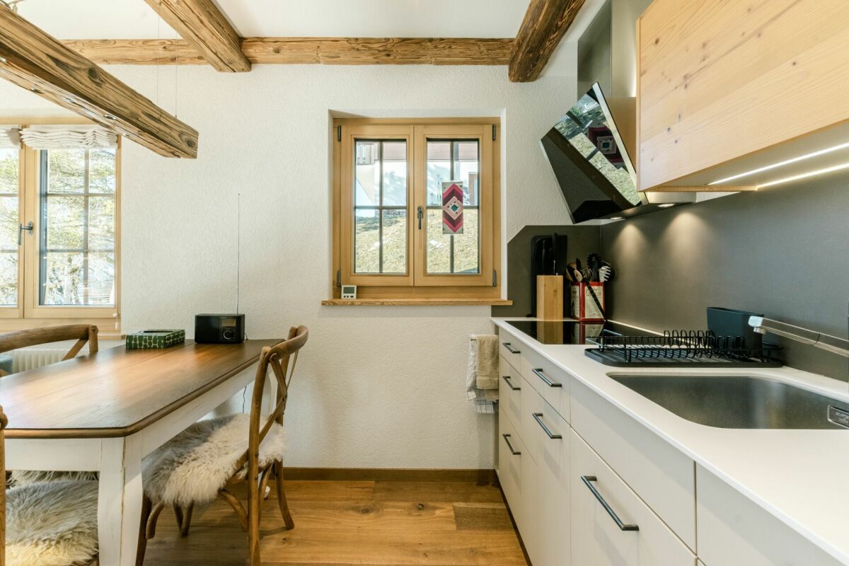 Gemütliche Küche mit Holzdetails