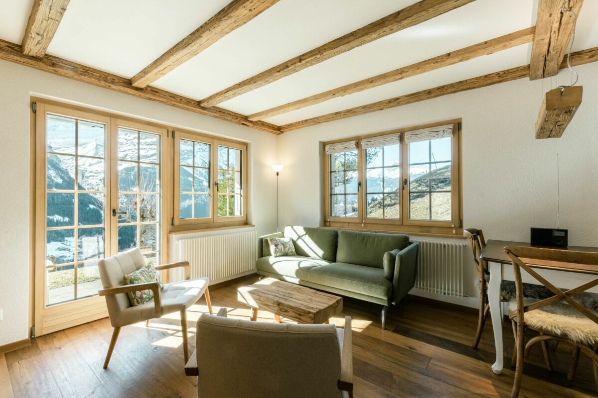 Gemütliches Wohnzimmer mit Bergblick