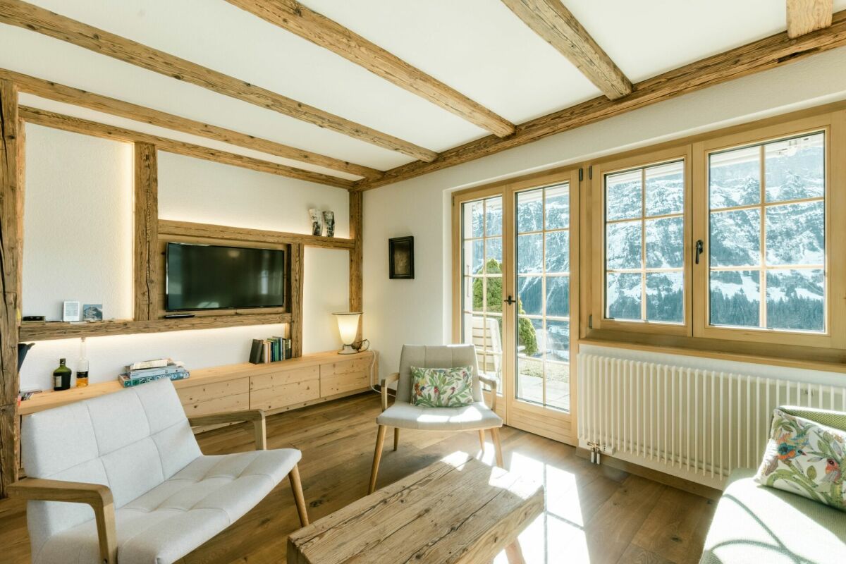 Gemütliches Wohnzimmer mit Bergblick