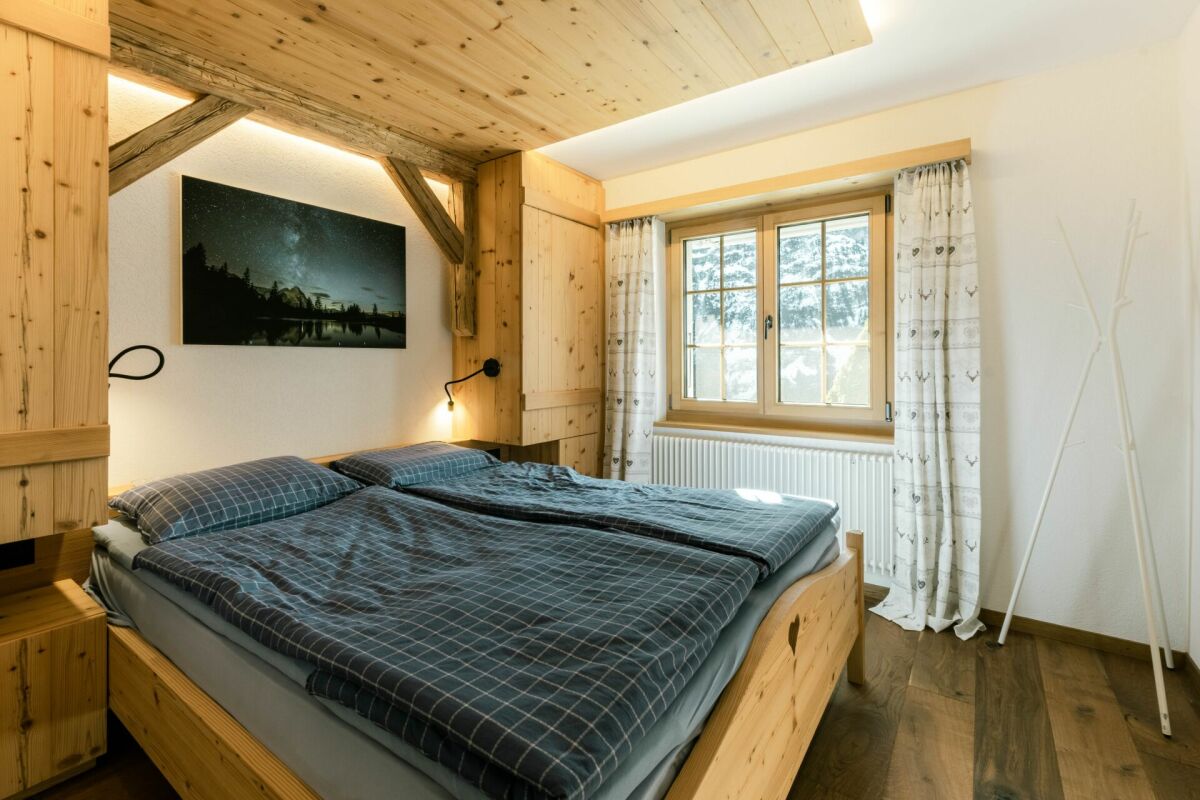 Gemütliches Schlafzimmer mit viel Holz